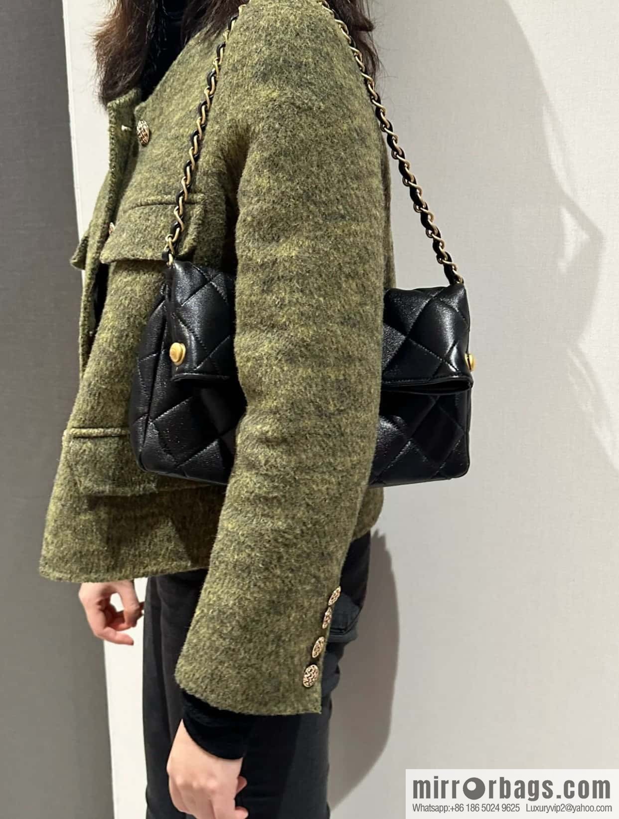 CHANEL 24p maxi hobo black AS4777