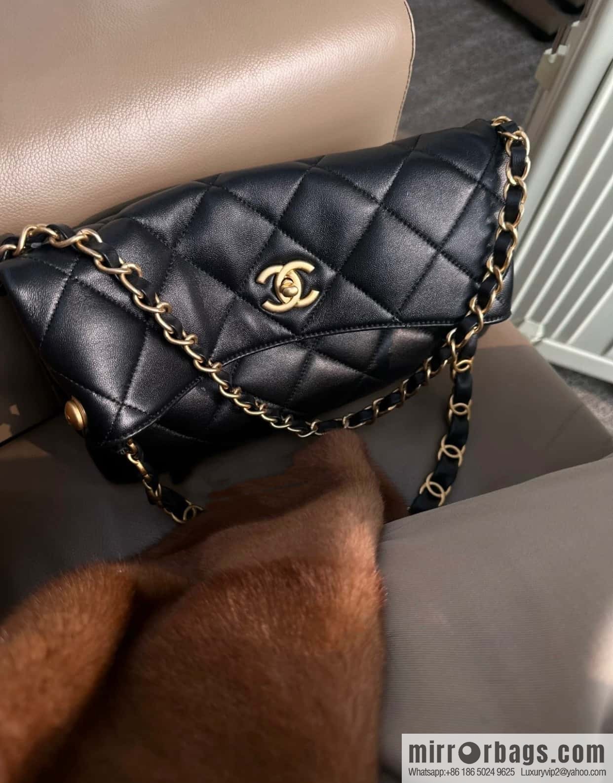 CHANEL 24p maxi hobo black AS4777