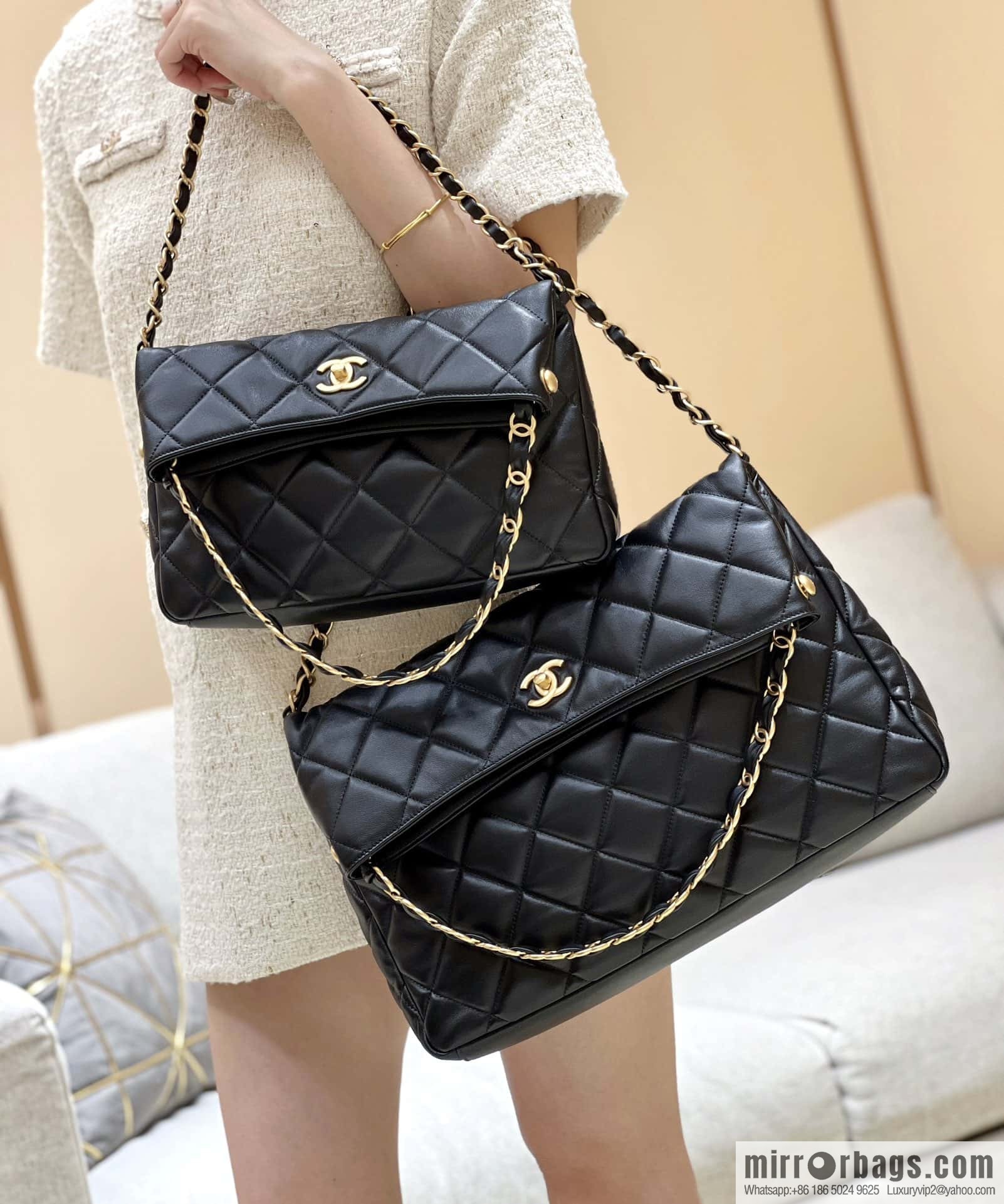 CHANEL 24p maxi hobo black AS4777