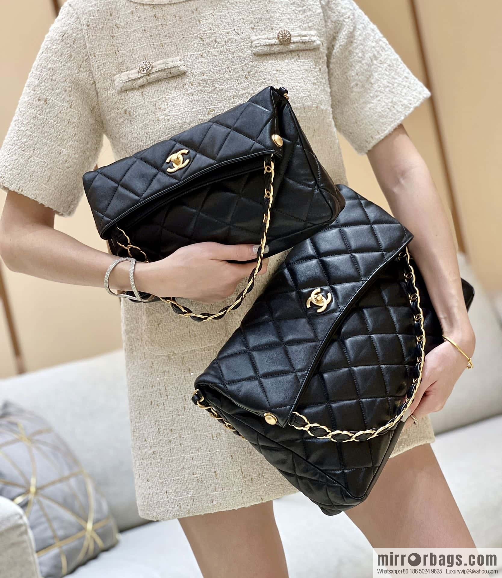 CHANEL 24p maxi hobo black AS4777