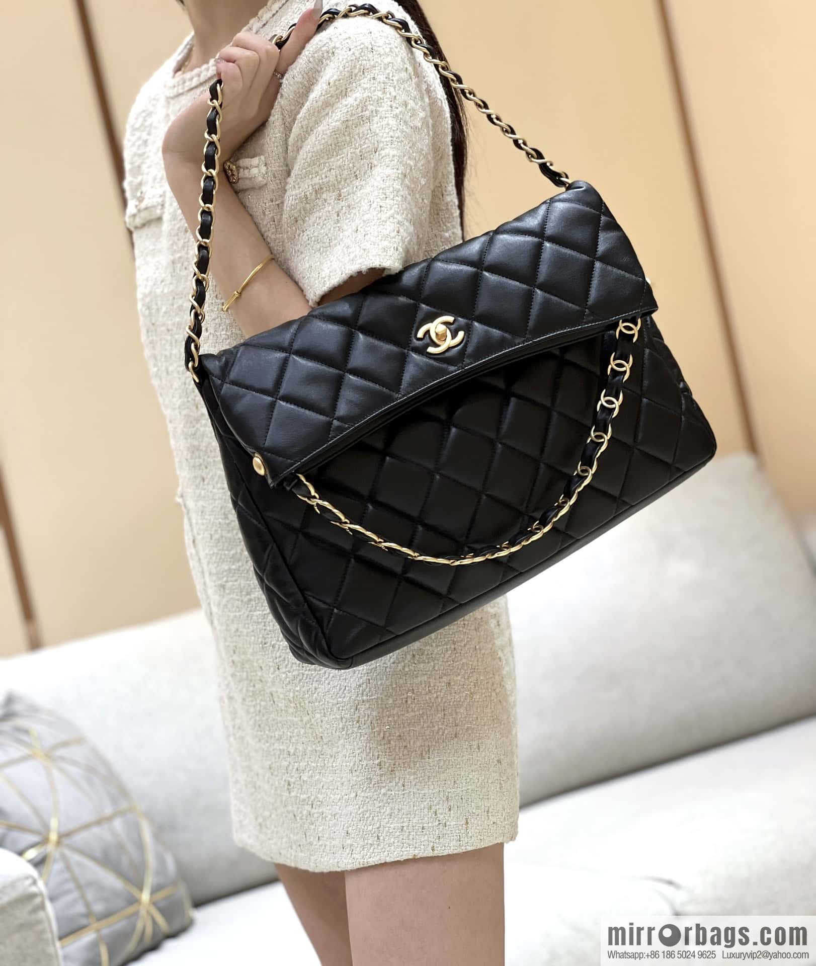 CHANEL 24p maxi hobo black AS4777