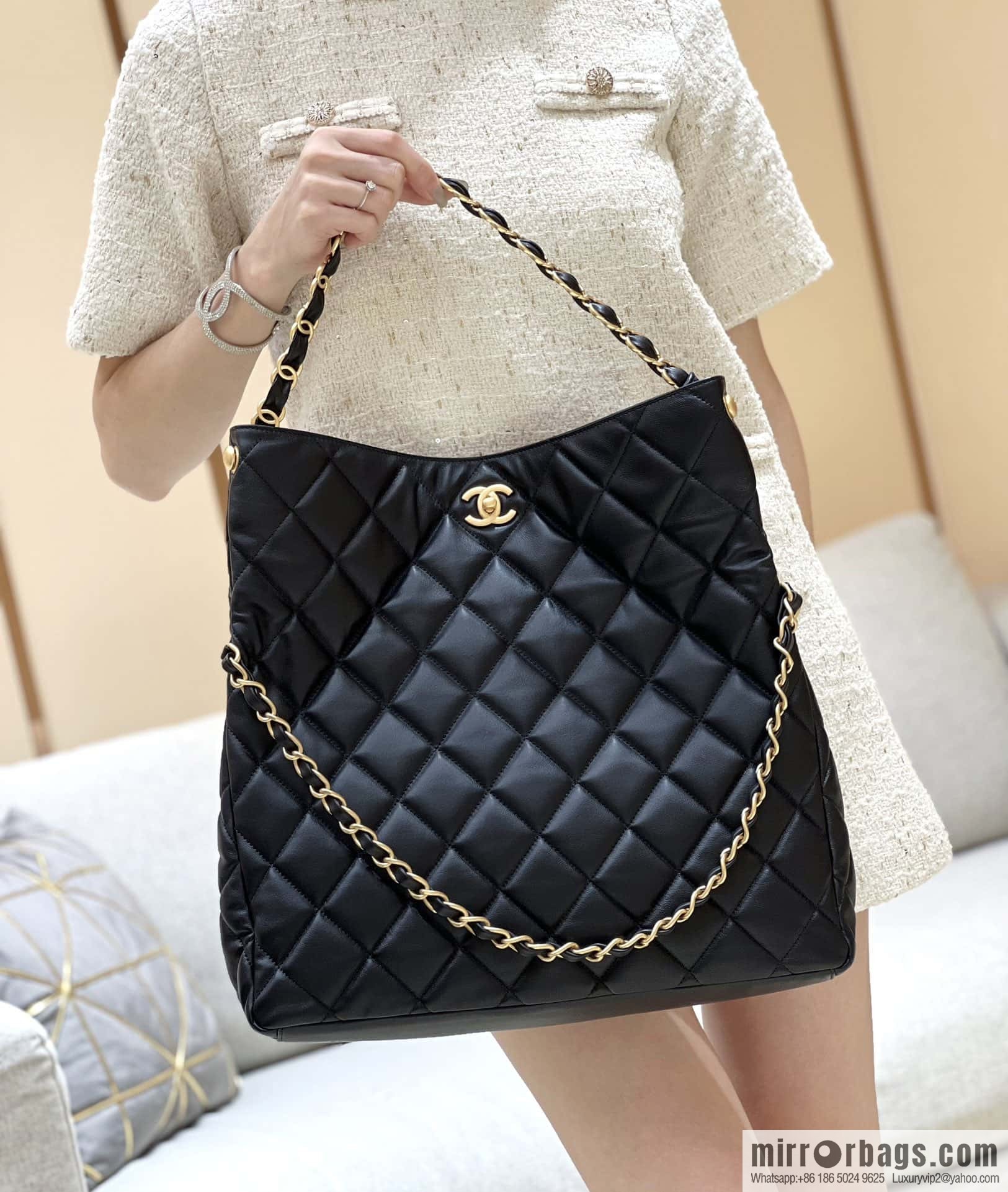 CHANEL 24p maxi hobo black AS4777