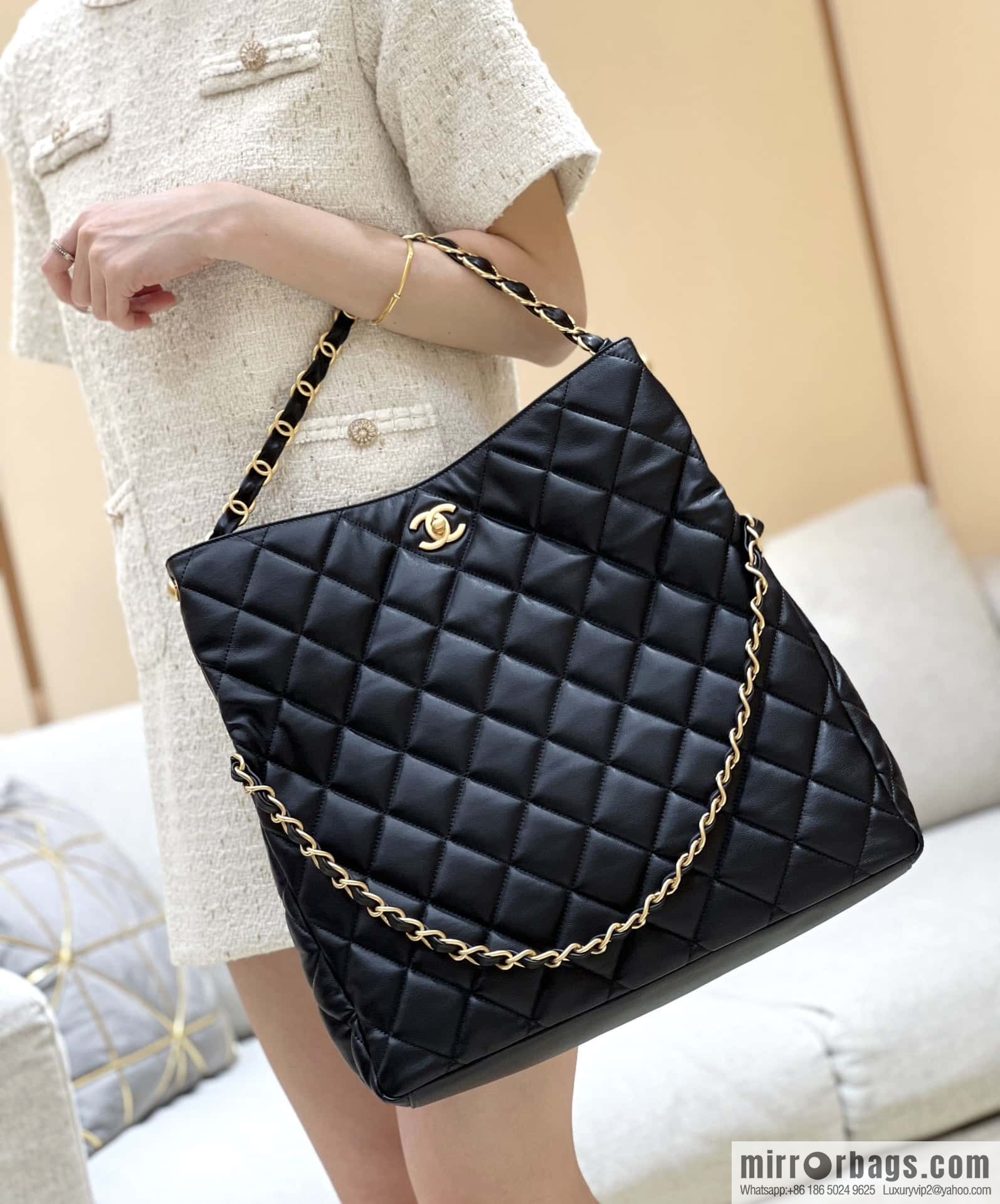 CHANEL 24p maxi hobo black AS4777