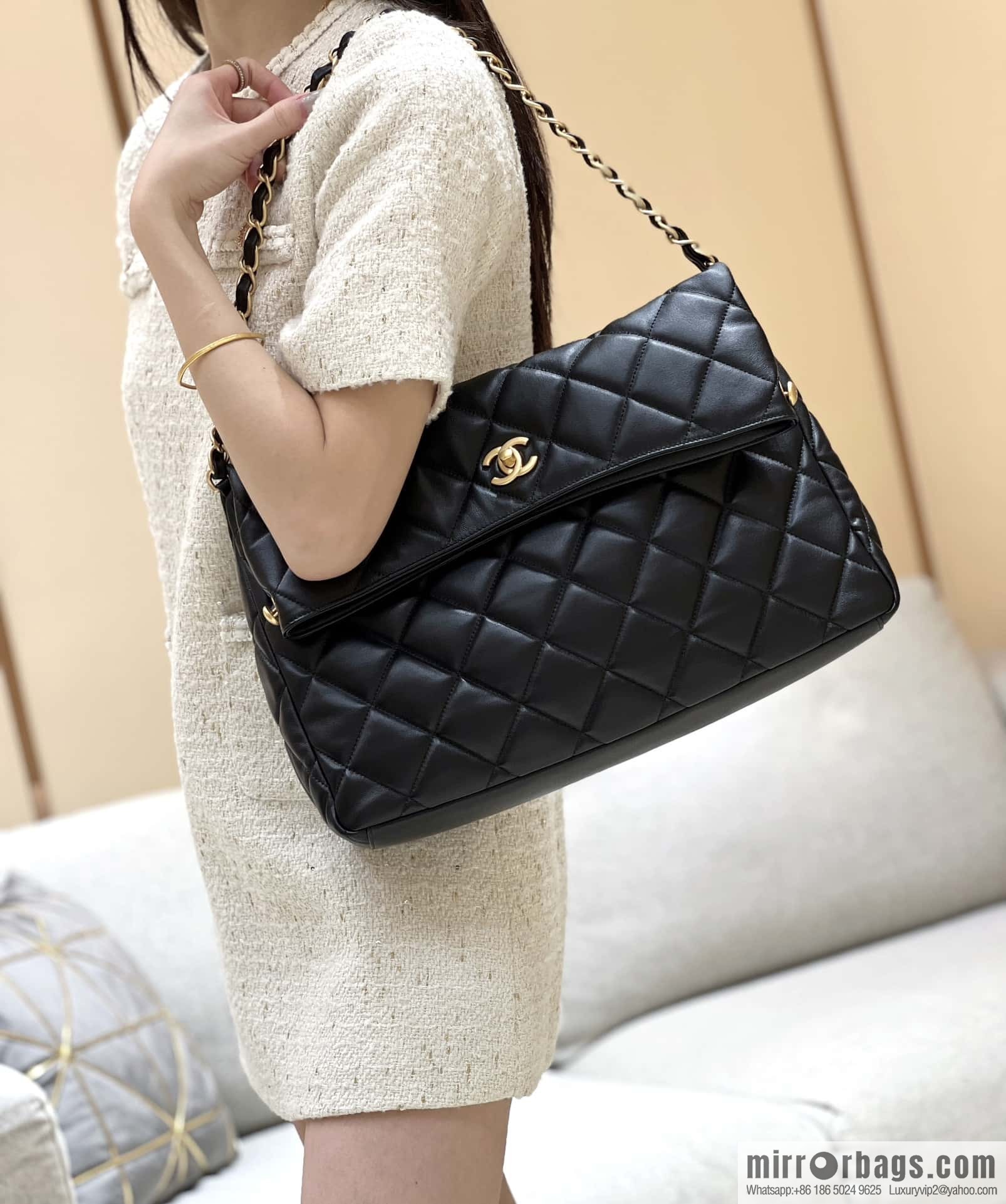 CHANEL 24p maxi hobo black AS4777