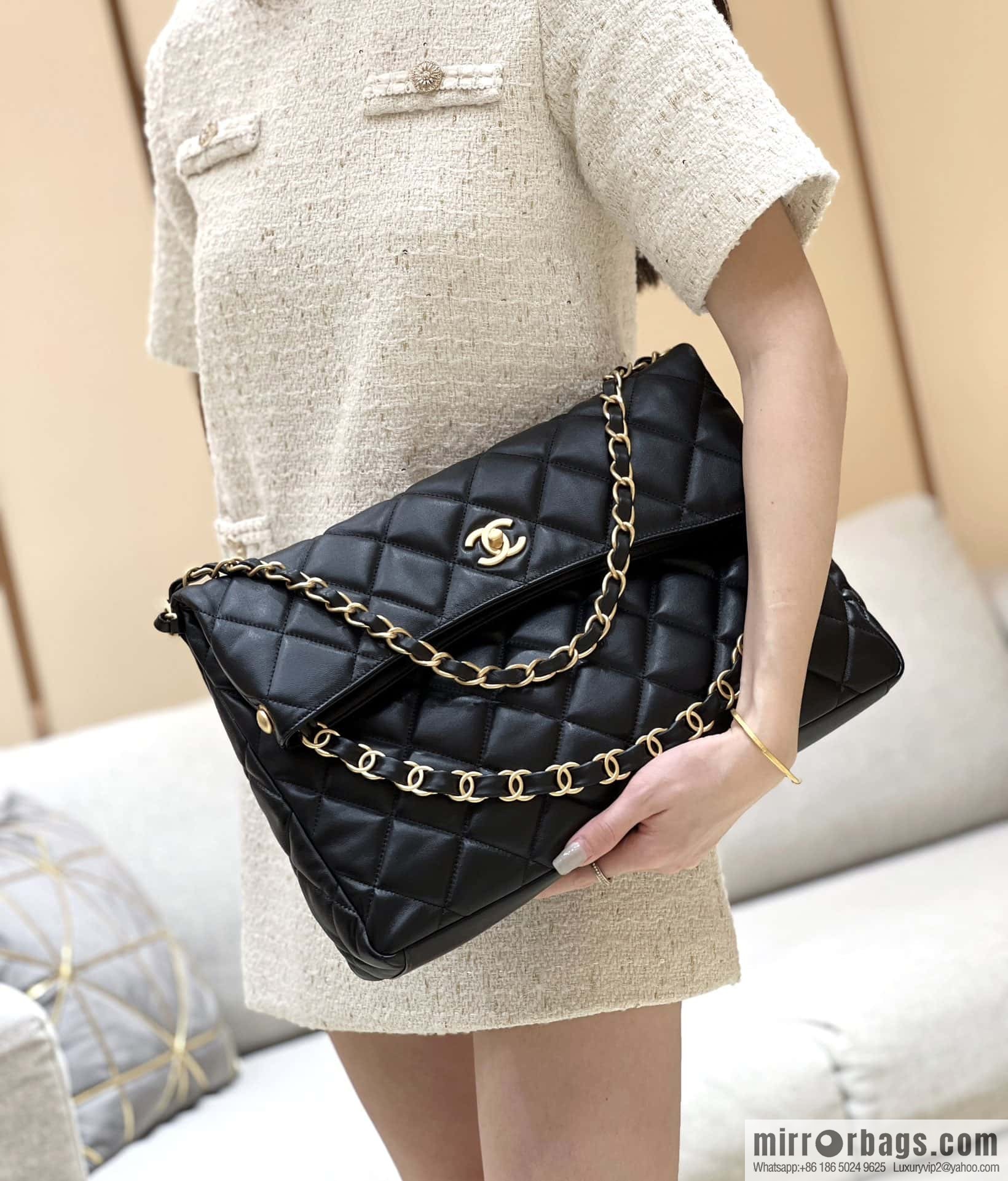 CHANEL 24p maxi hobo black AS4777