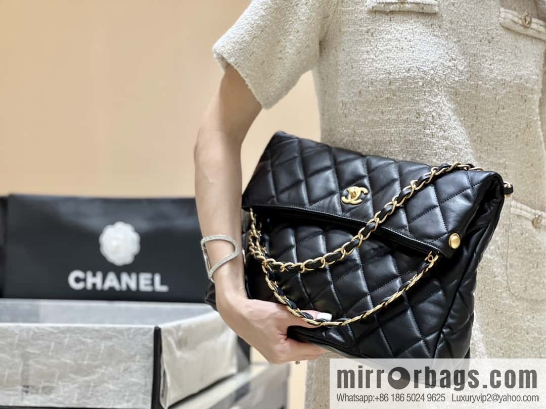 CHANEL 24p maxi hobo black AS4777