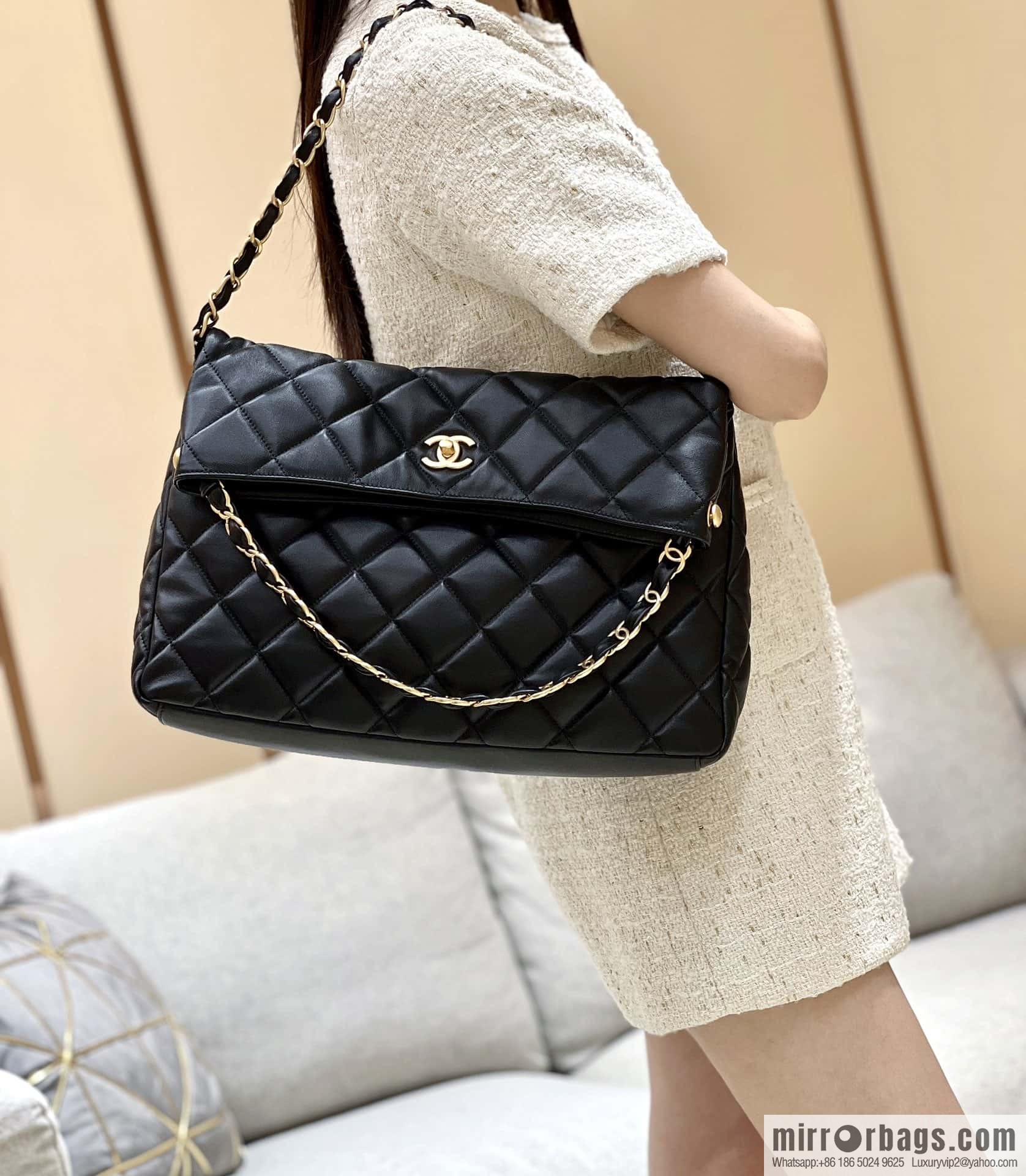 CHANEL 24p maxi hobo black AS4777