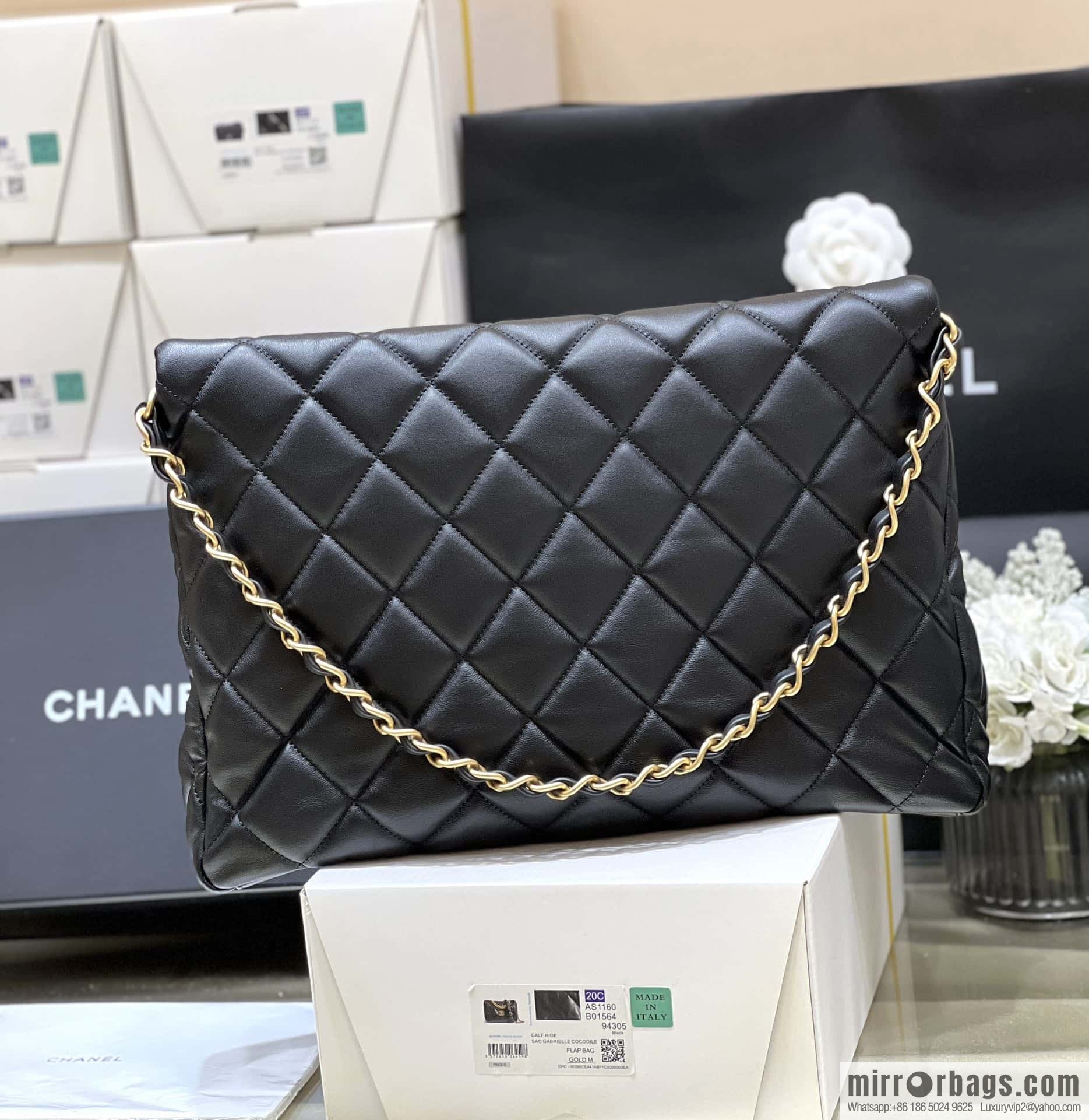 CHANEL 24p maxi hobo black AS4777