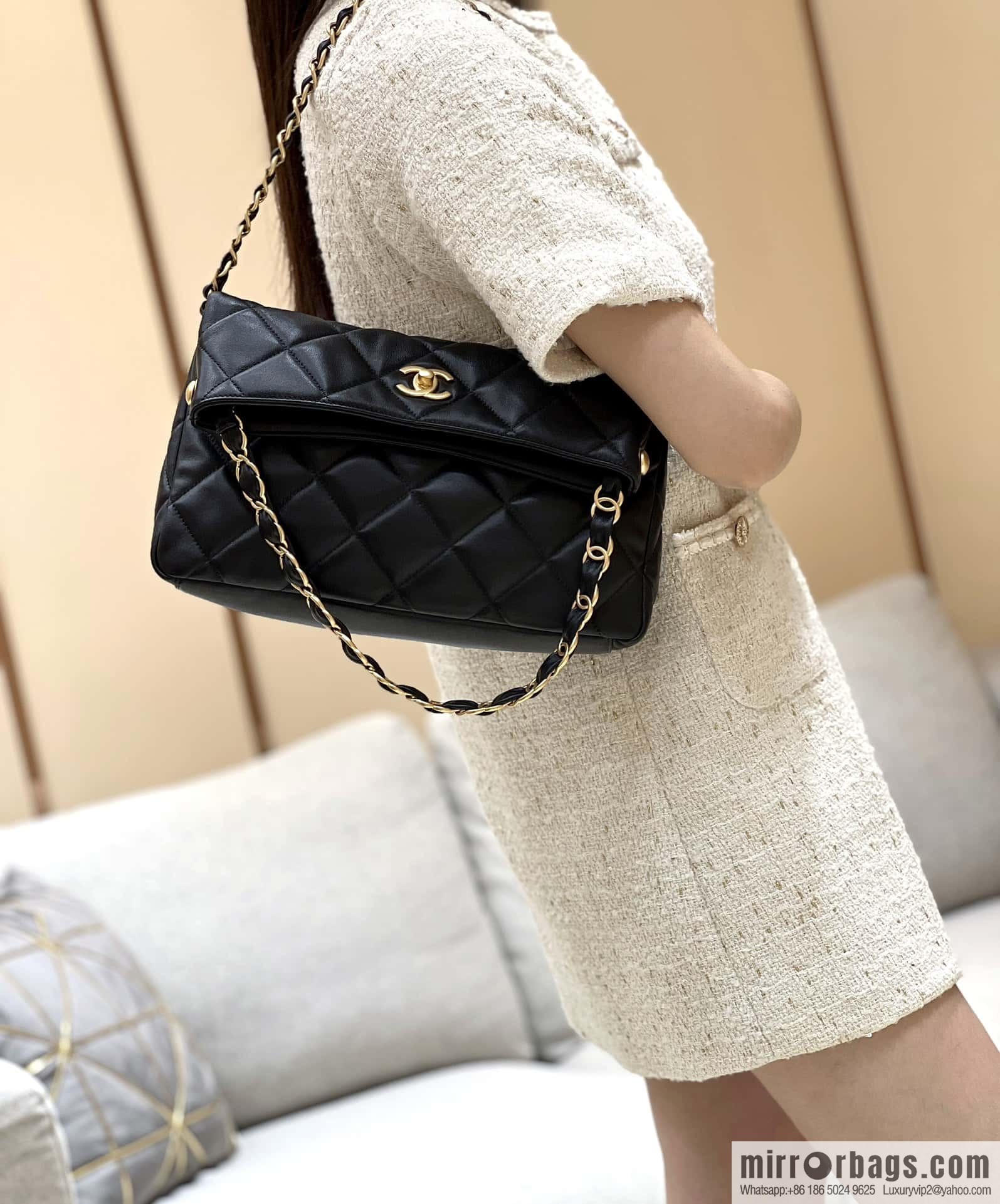 CHANEL 24p maxi hobo black AS4754