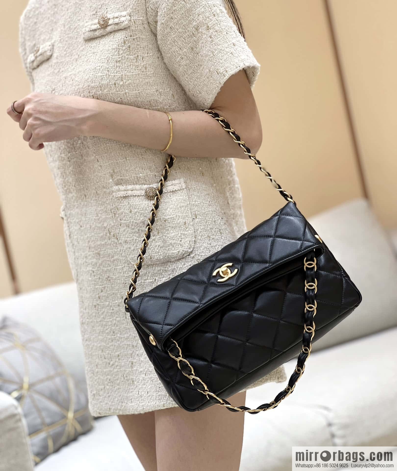 CHANEL 24p maxi hobo black AS4754