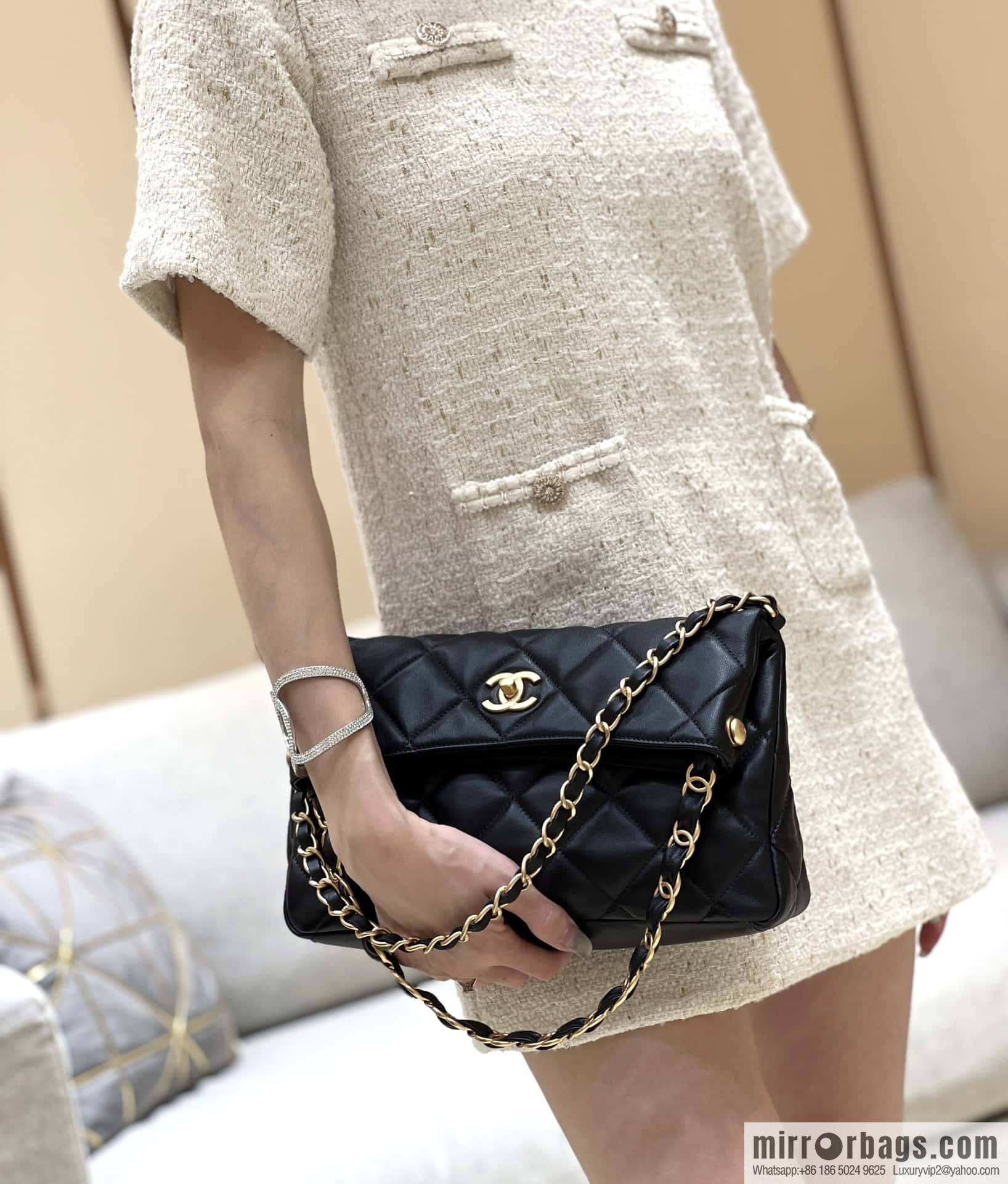 CHANEL 24p maxi hobo black AS4754