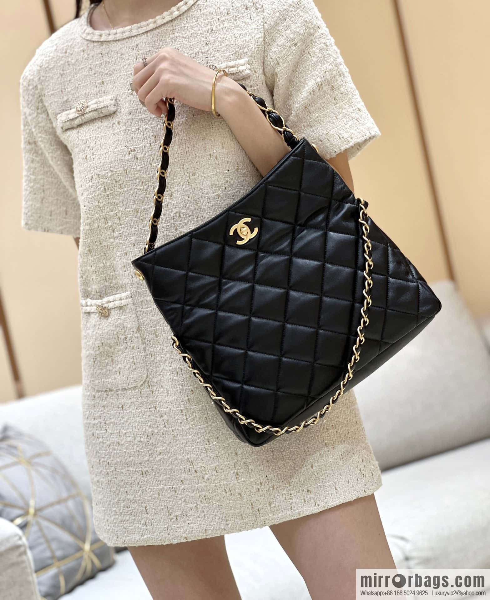 CHANEL 24p maxi hobo black AS4754