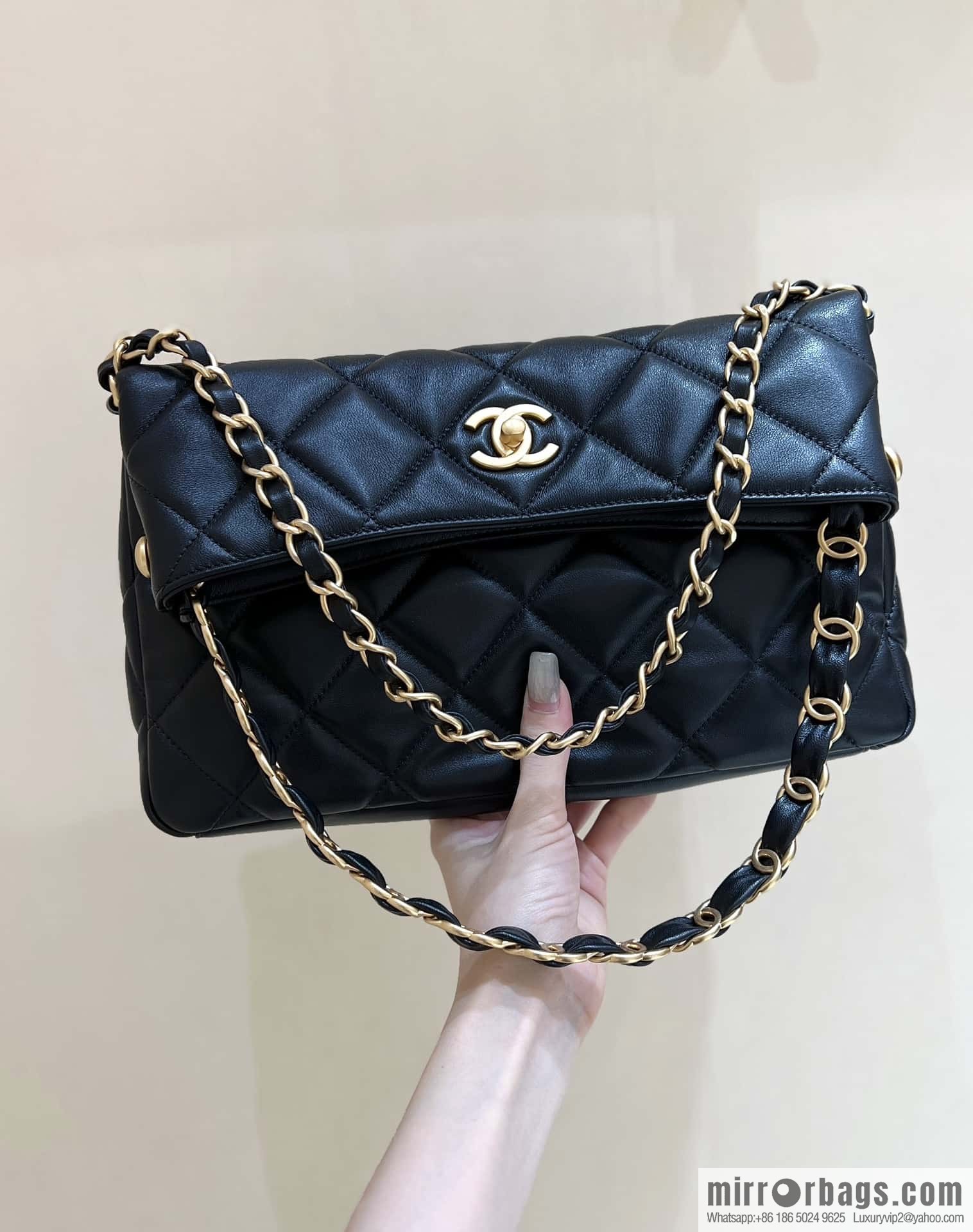 CHANEL 24p maxi hobo black AS4754