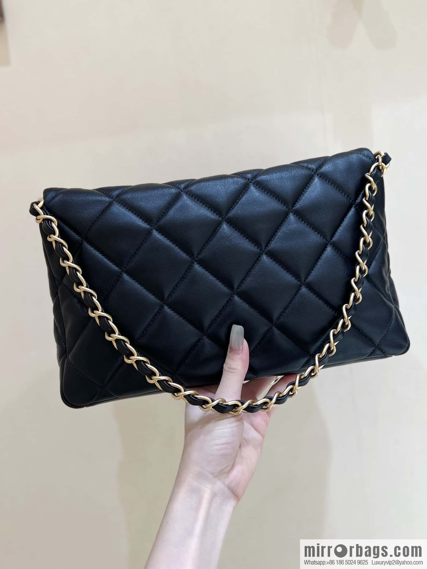 CHANEL 24p maxi hobo black AS4754