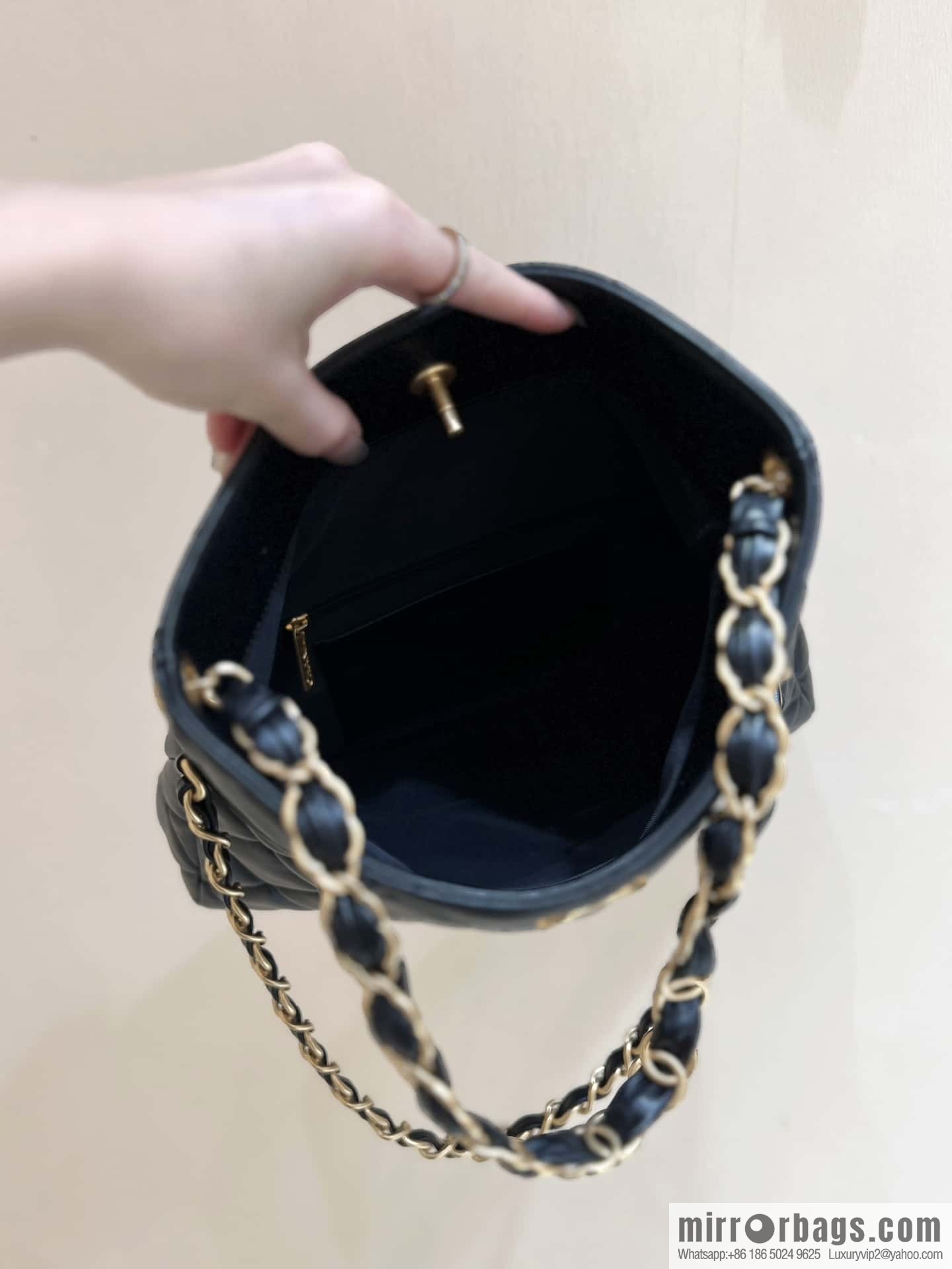 CHANEL 24p maxi hobo black AS4754
