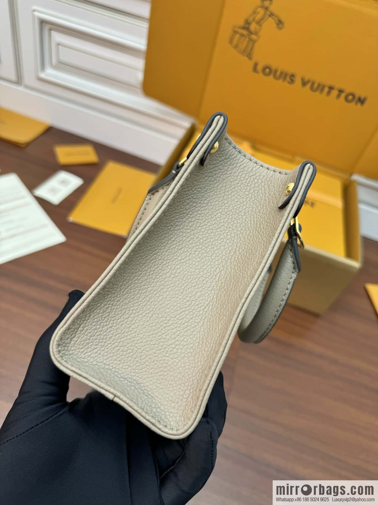 LV M47054 ONTHEGO BB handbag