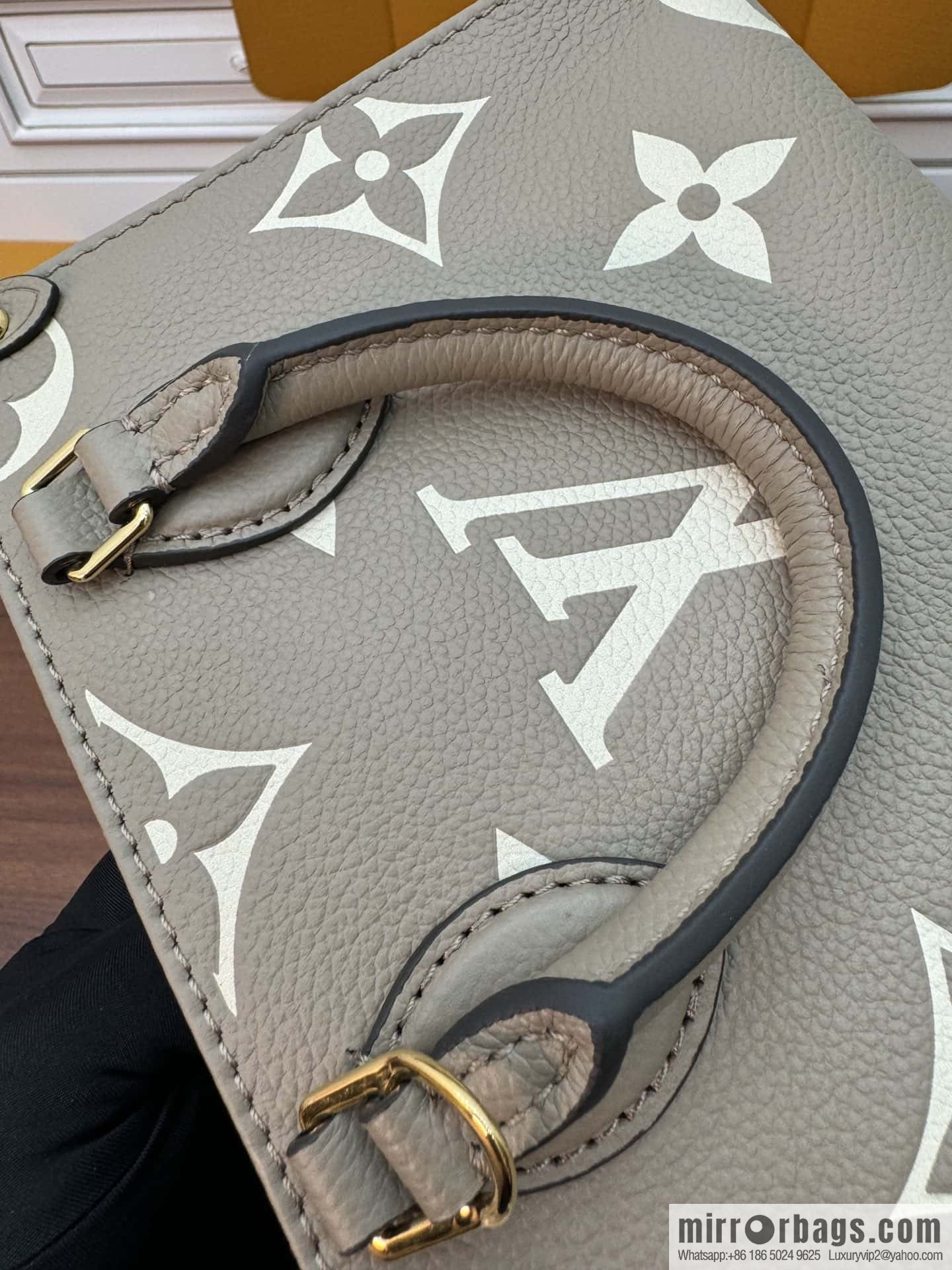 LV M47054 ONTHEGO BB handbag