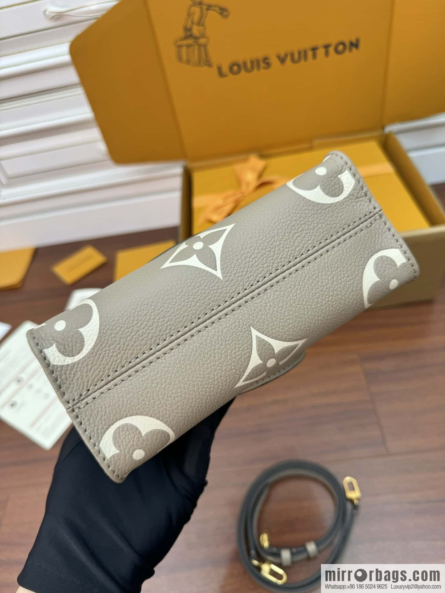 LV M47054 ONTHEGO BB handbag