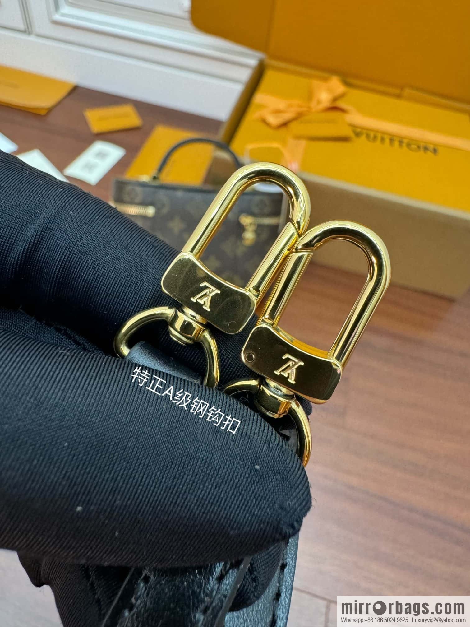 LV M47125 VANITY CHAIN POUCH