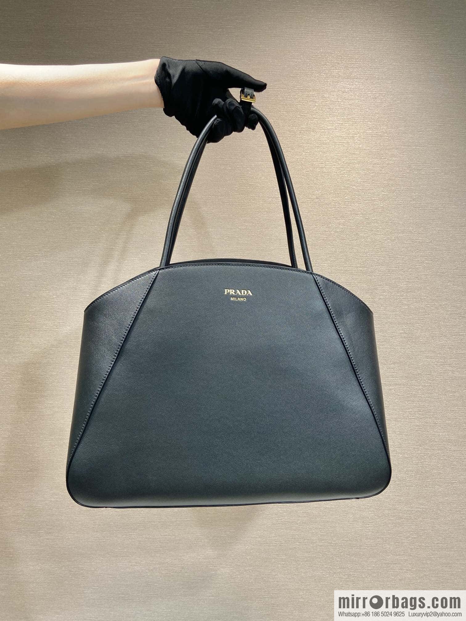 PRADA 🎉 new 🎉 1BG510 tote bag