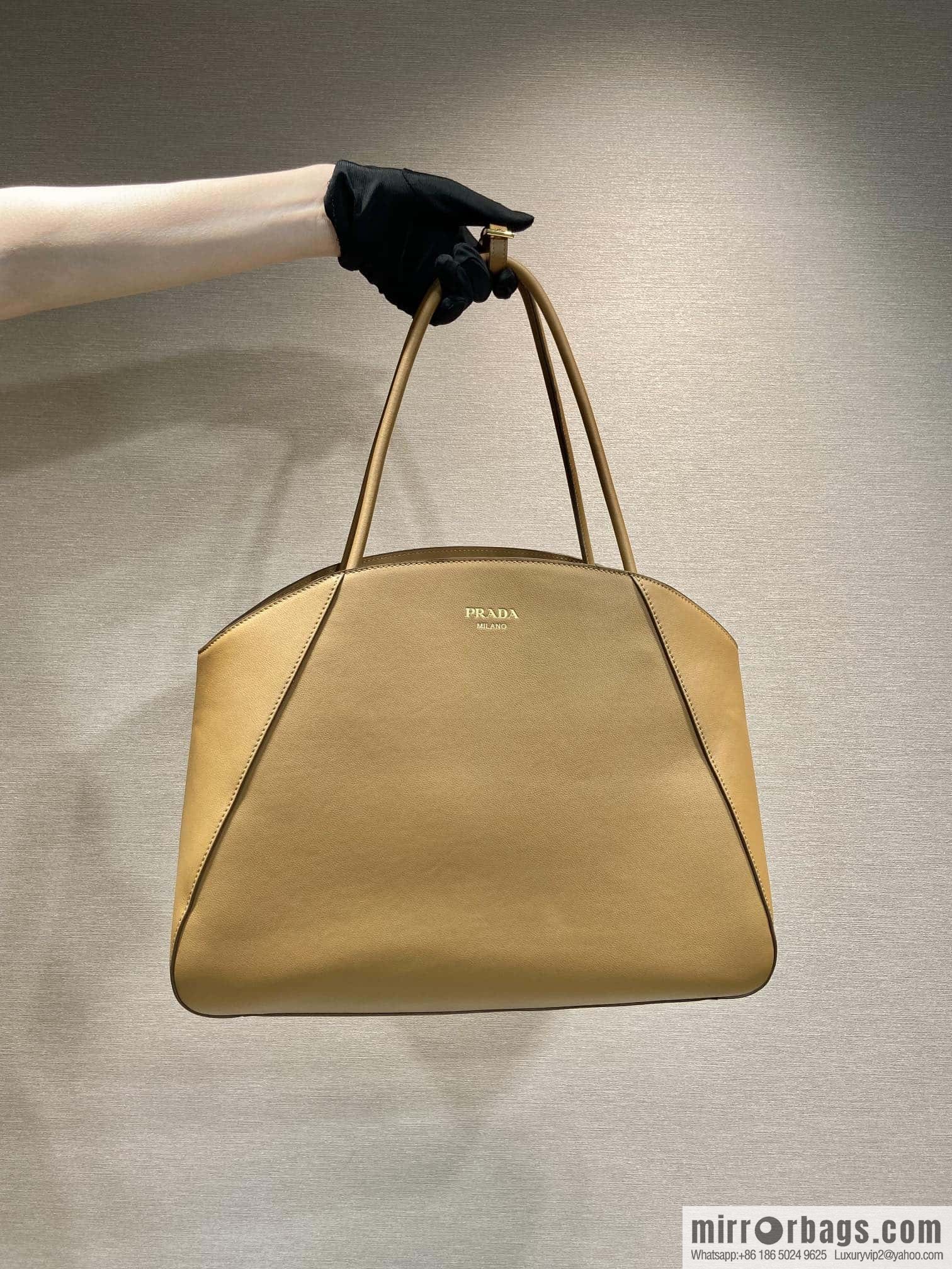PRADA 🎉 new 🎉 1BG510 tote bag