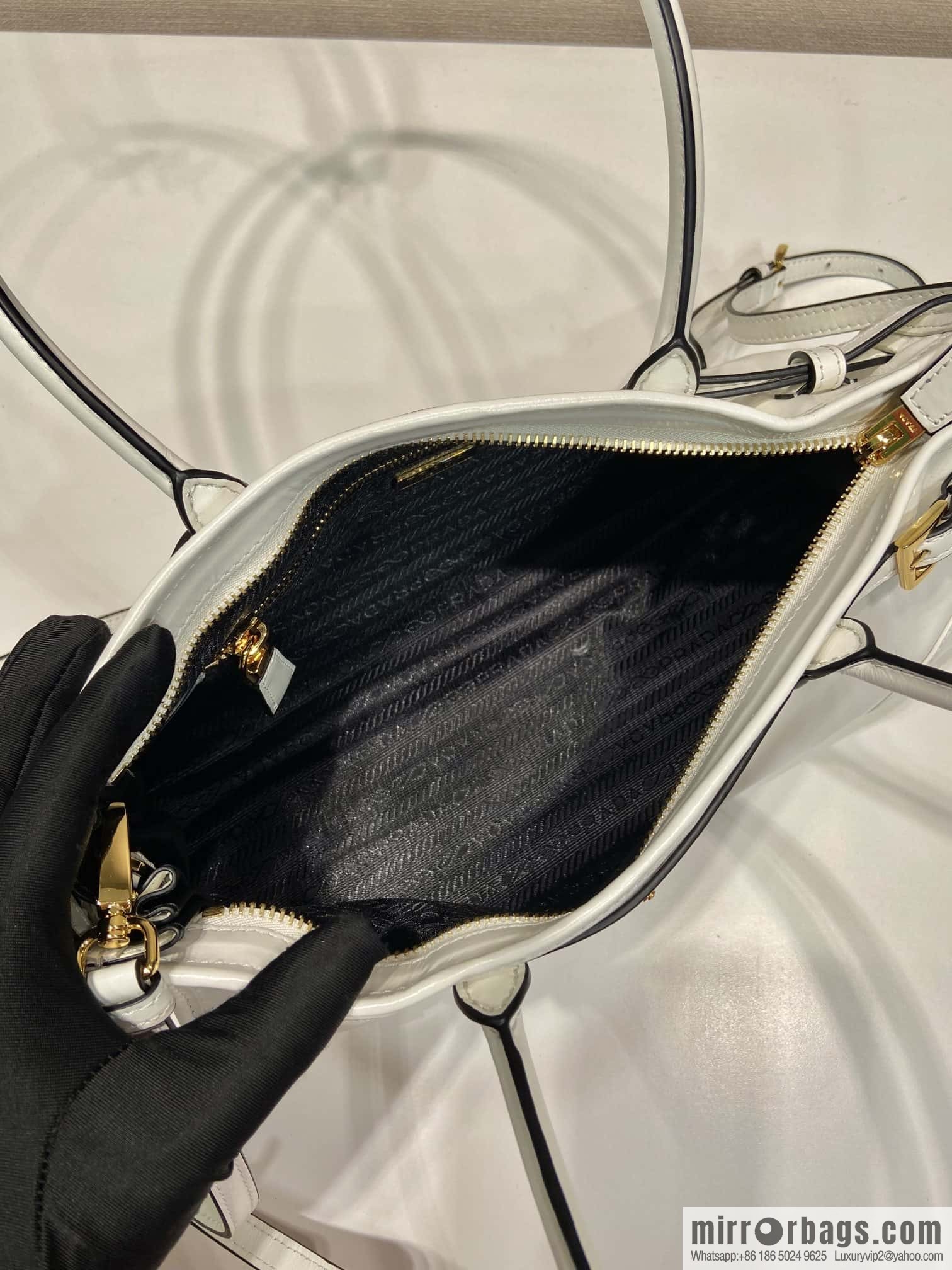 PRADA 🎉 LusSo lf oil wax leather 🎉 1BA426S 🎉🎉 white