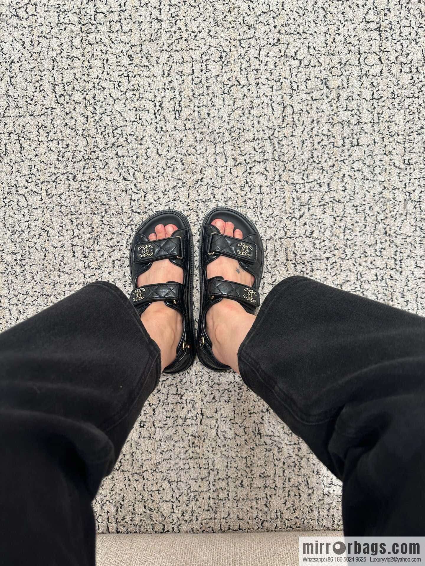 CHANEL Xiaoxiang new version, double leather buckle, high-gloss sheepskin, Velcro beach shoes