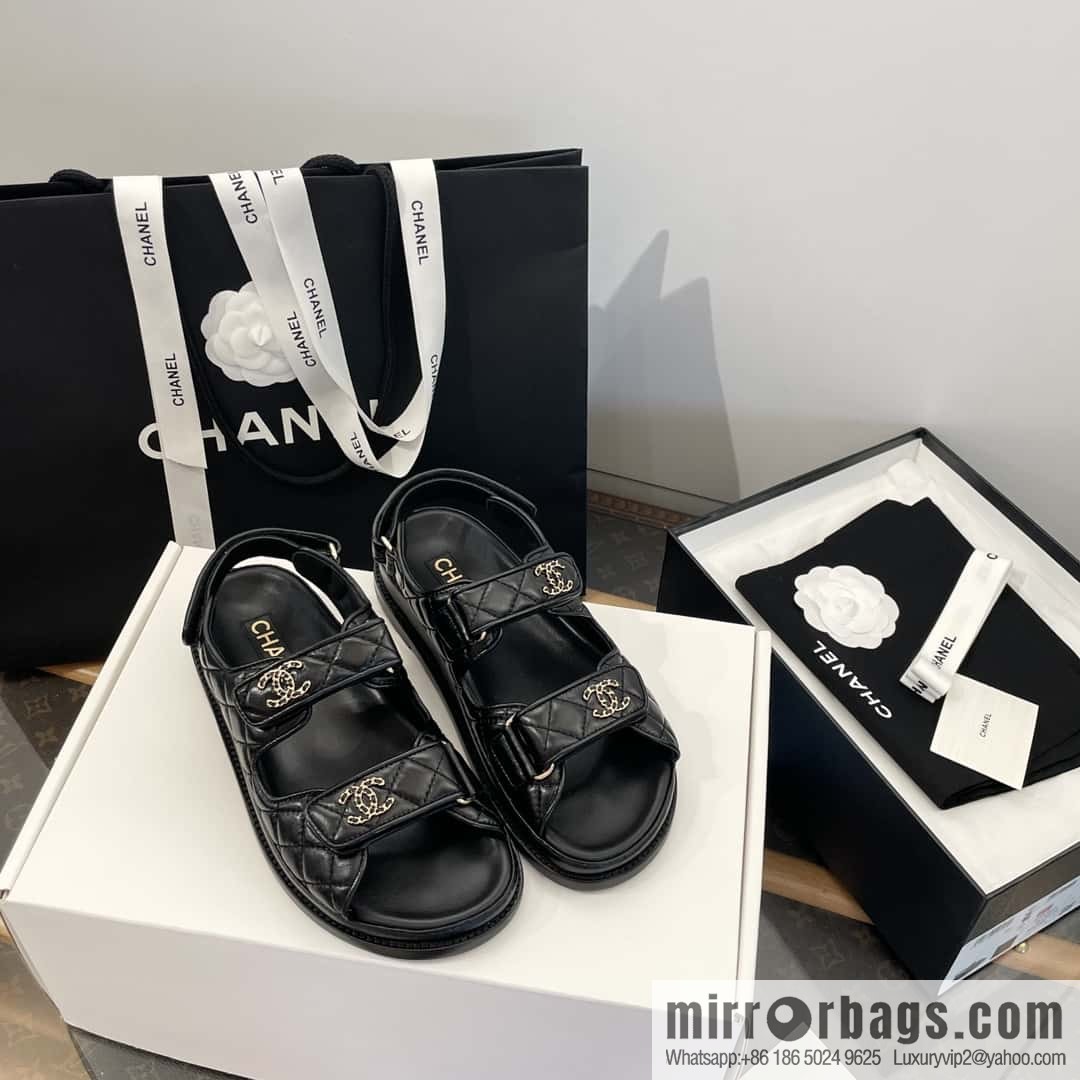 CHANEL Xiaoxiang new version, double leather buckle, high-gloss sheepskin, Velcro beach shoes