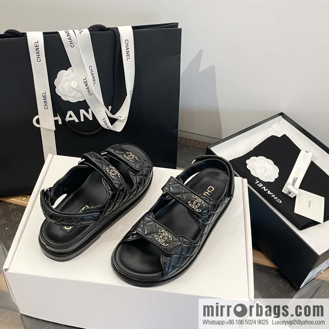 CHANEL Xiaoxiang new version, double leather buckle, high-gloss sheepskin, Velcro beach shoes