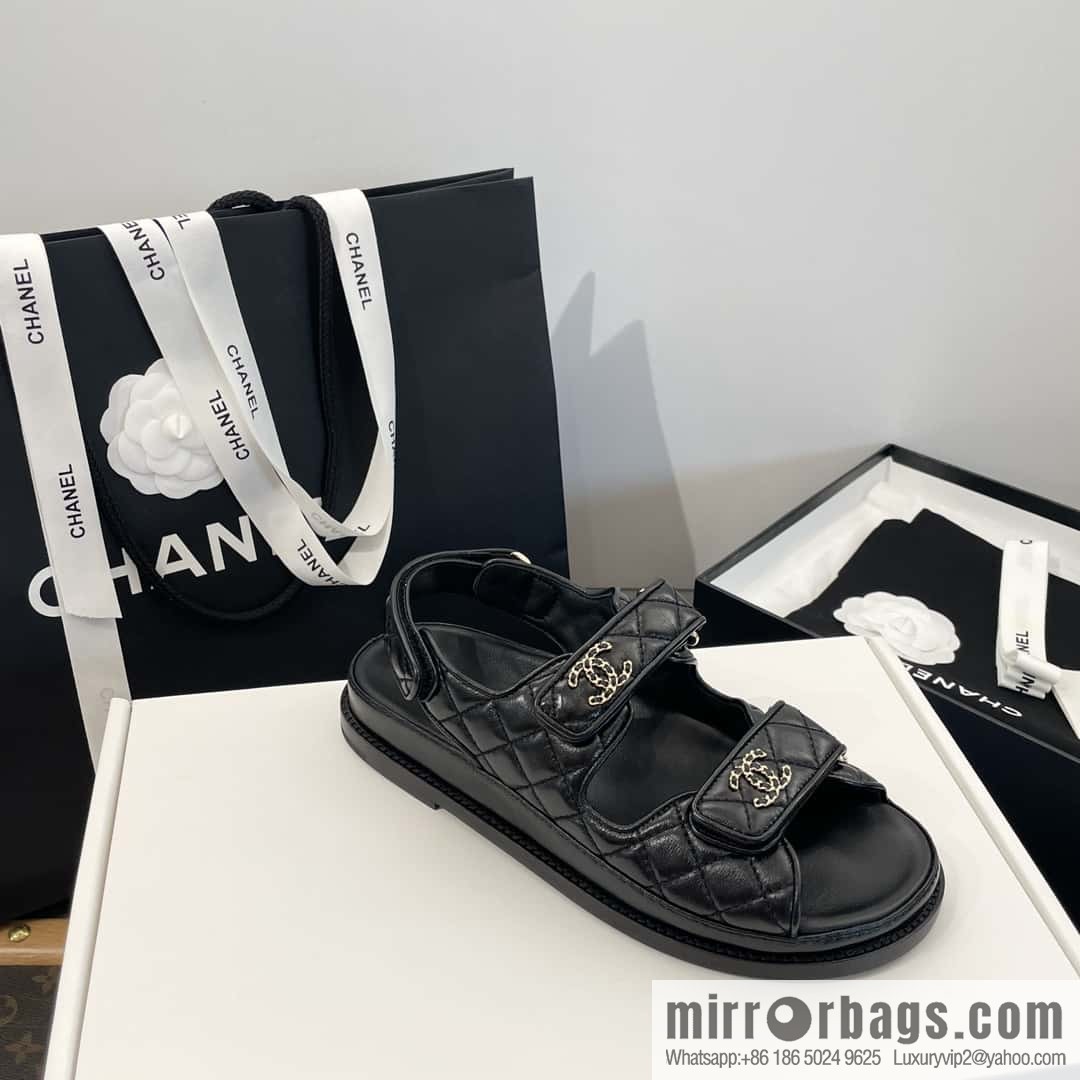 CHANEL Xiaoxiang new version, double leather buckle, high-gloss sheepskin, Velcro beach shoes