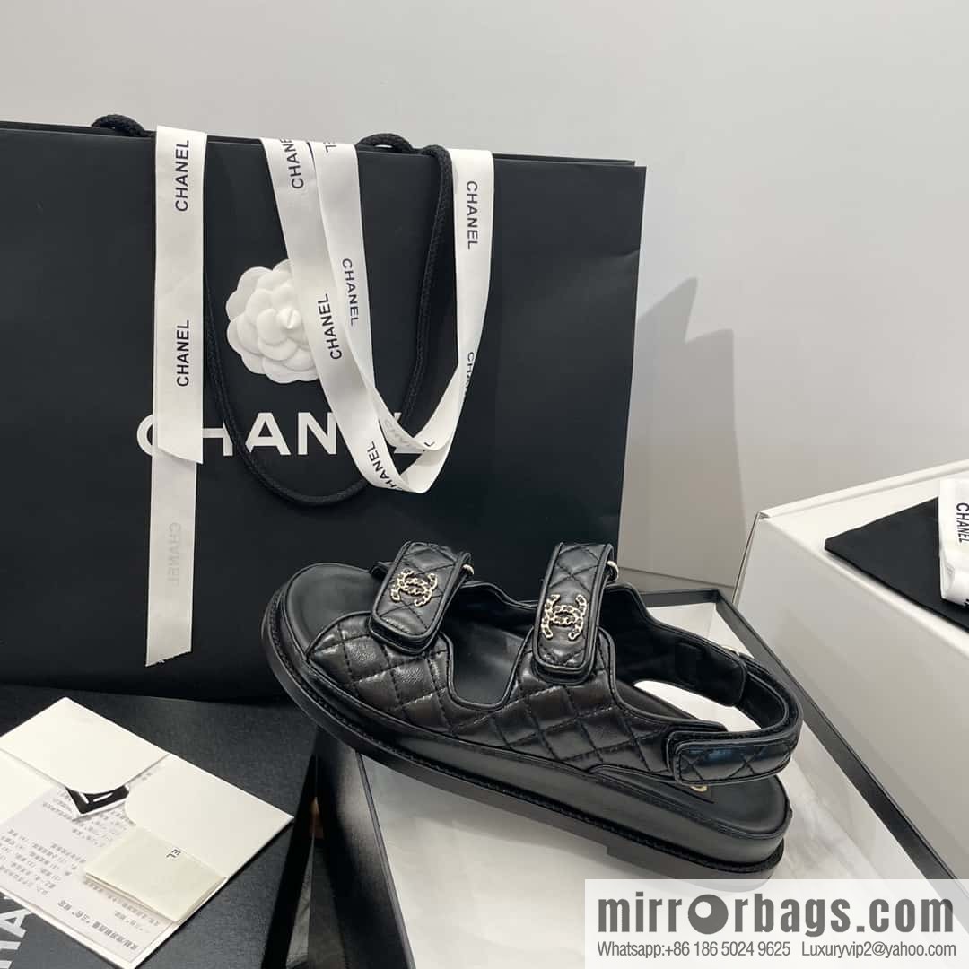 CHANEL Xiaoxiang new version, double leather buckle, high-gloss sheepskin, Velcro beach shoes