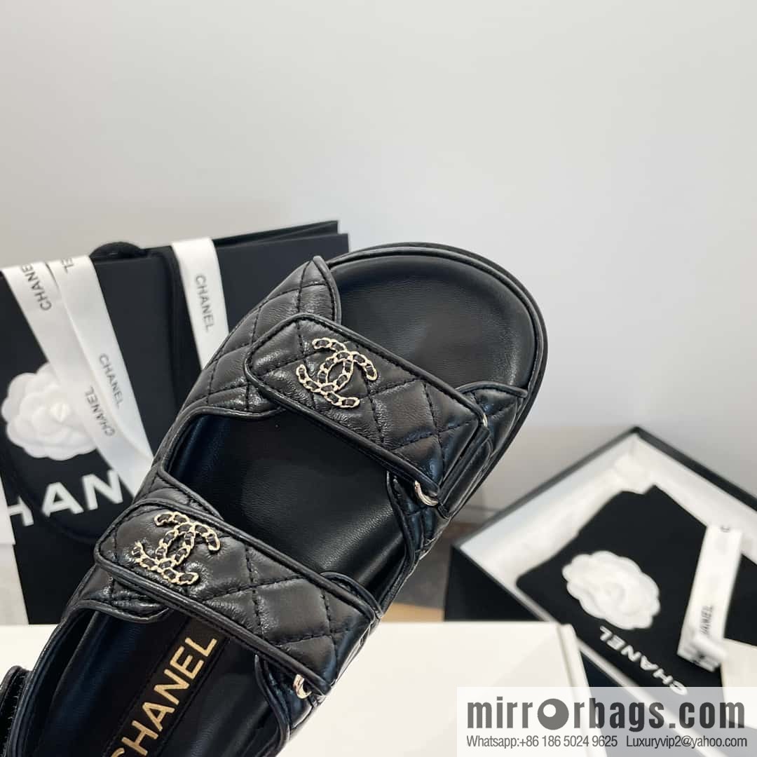 CHANEL Xiaoxiang new version, double leather buckle, high-gloss sheepskin, Velcro beach shoes
