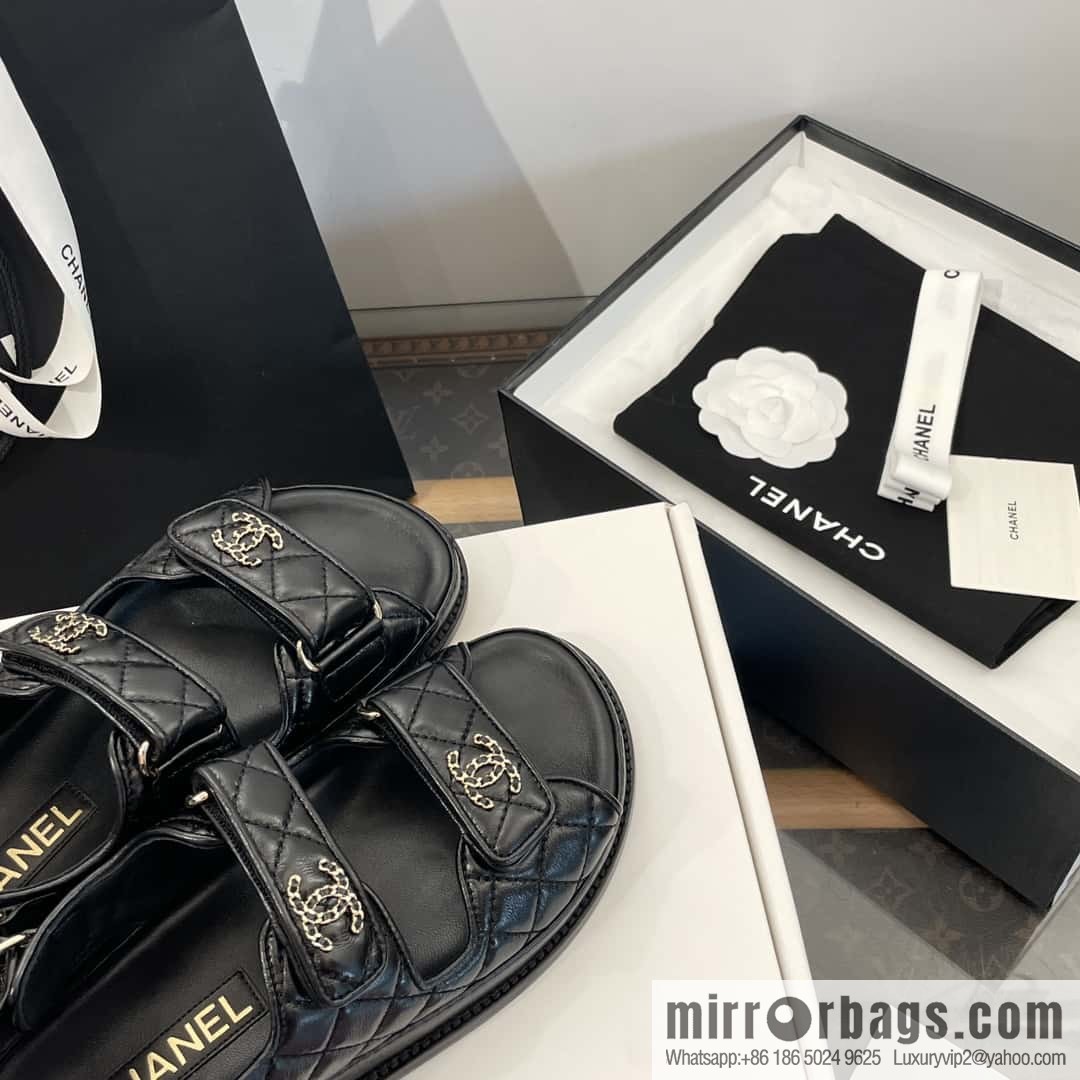 CHANEL Xiaoxiang new version, double leather buckle, high-gloss sheepskin, Velcro beach shoes