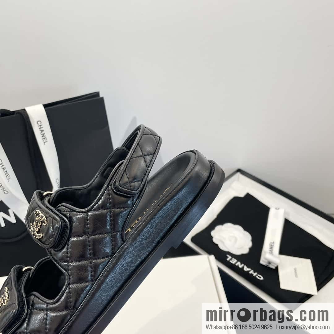 CHANEL Xiaoxiang new version, double leather buckle, high-gloss sheepskin, Velcro beach shoes