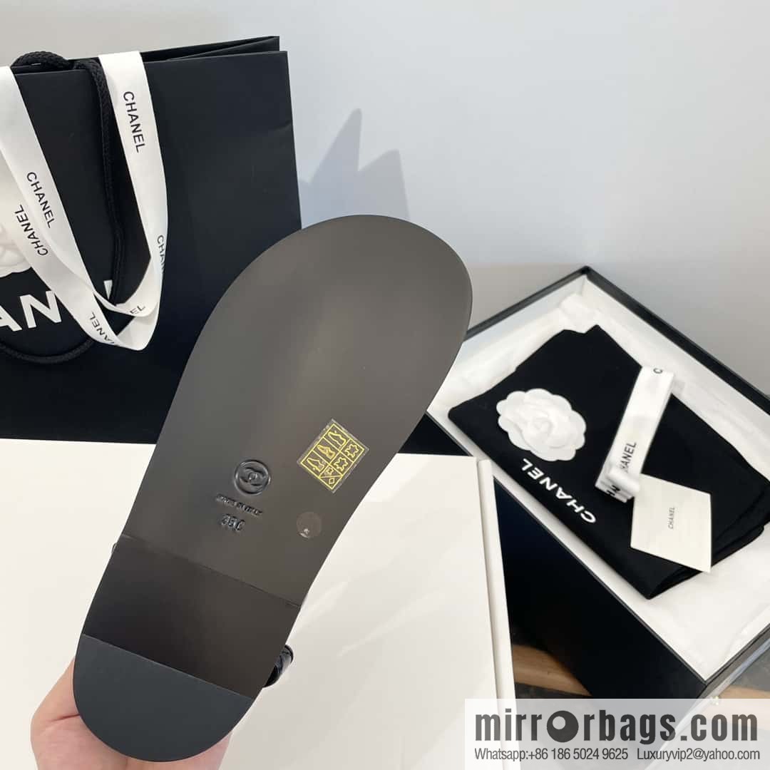CHANEL Xiaoxiang new version, double leather buckle, high-gloss sheepskin, Velcro beach shoes