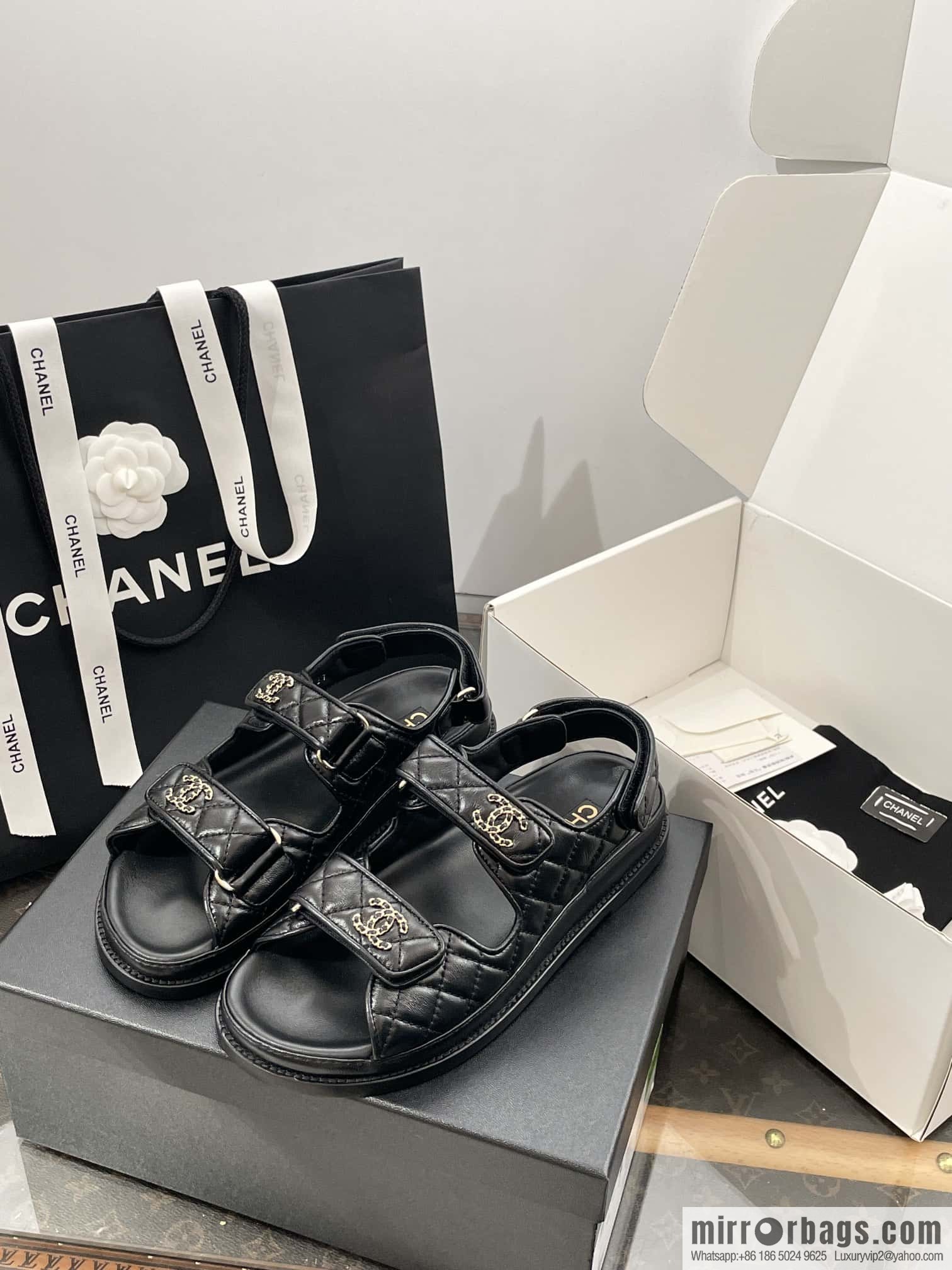 CHANEL Xiaoxiang new version, double leather buckle, high-gloss sheepskin, Velcro beach shoes