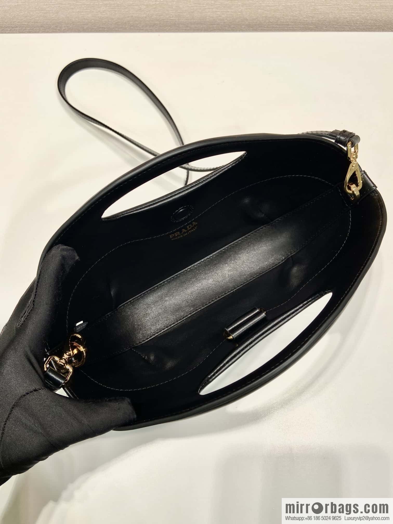 PRADA 🎉 new dumpling bag 🎉 1BA421 black
