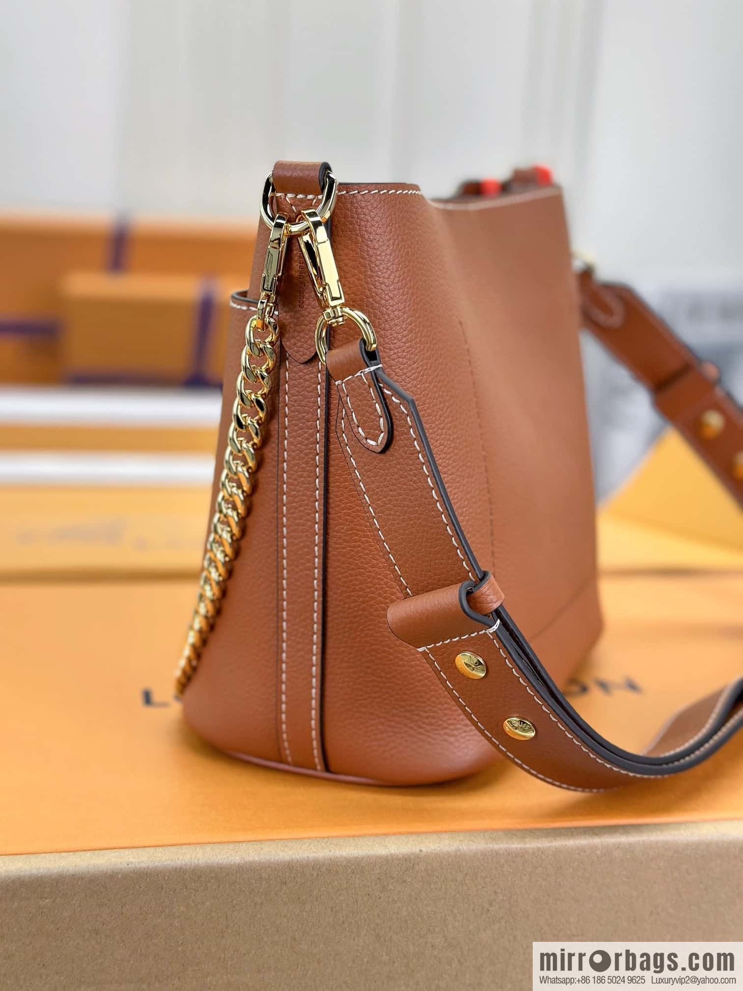 LV M24165 Lock and Walk