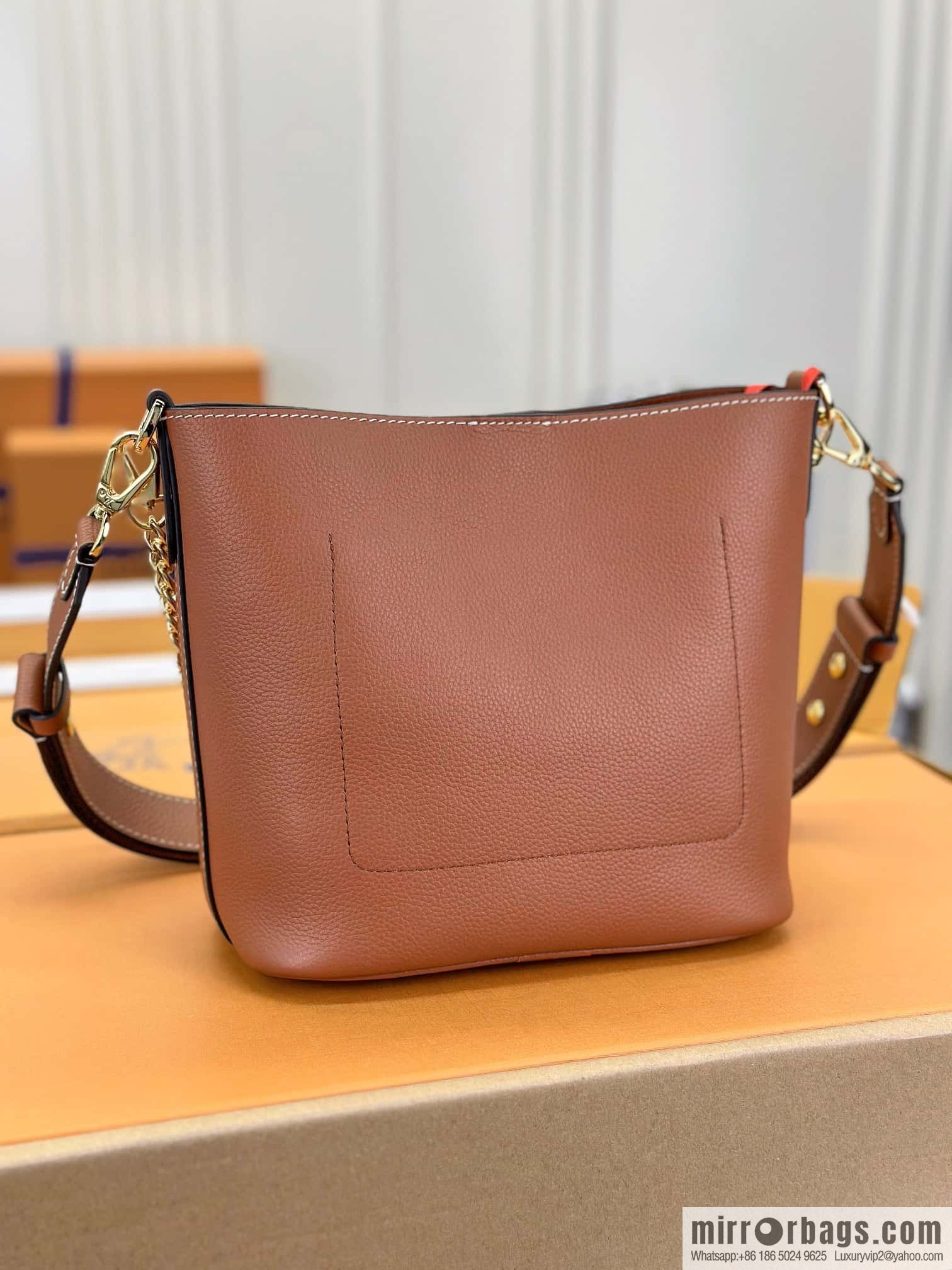 LV M24165 Lock and Walk