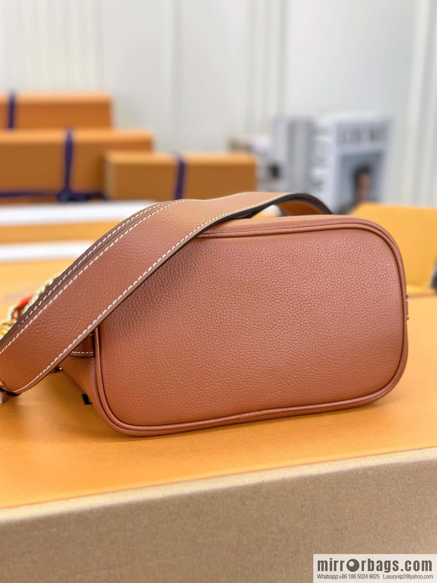 LV M24165 Lock and Walk