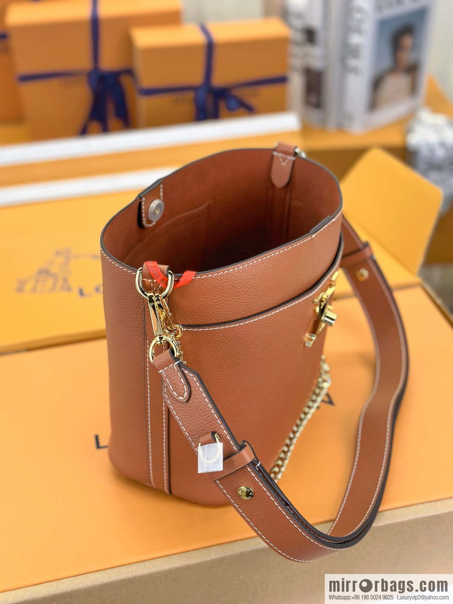 LV M24165 Lock and Walk