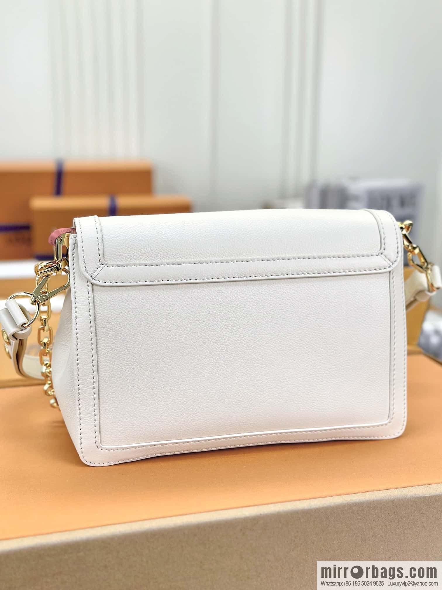 LV M25050 DAUPHINE SOFT medium handbag