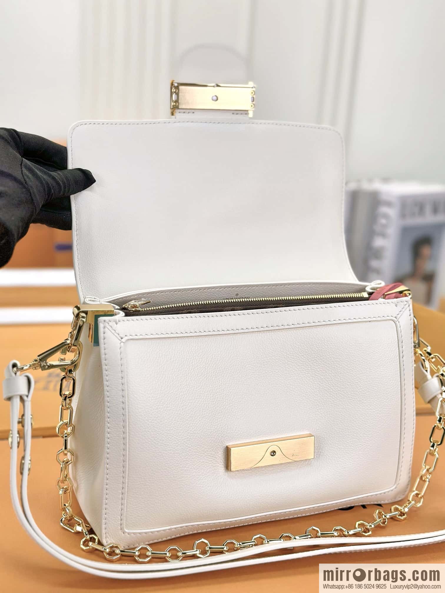 LV M25050 DAUPHINE SOFT medium handbag