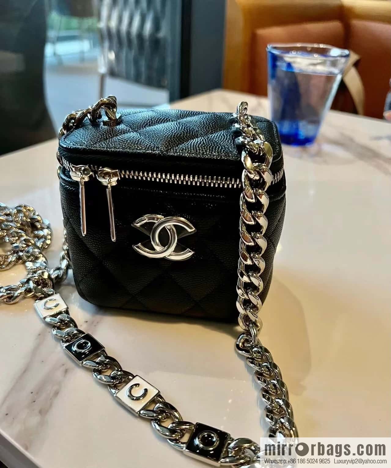 CHANEL 2022cc spring and summer series, enamel buckle lychee leather mouth red envelope AP2718