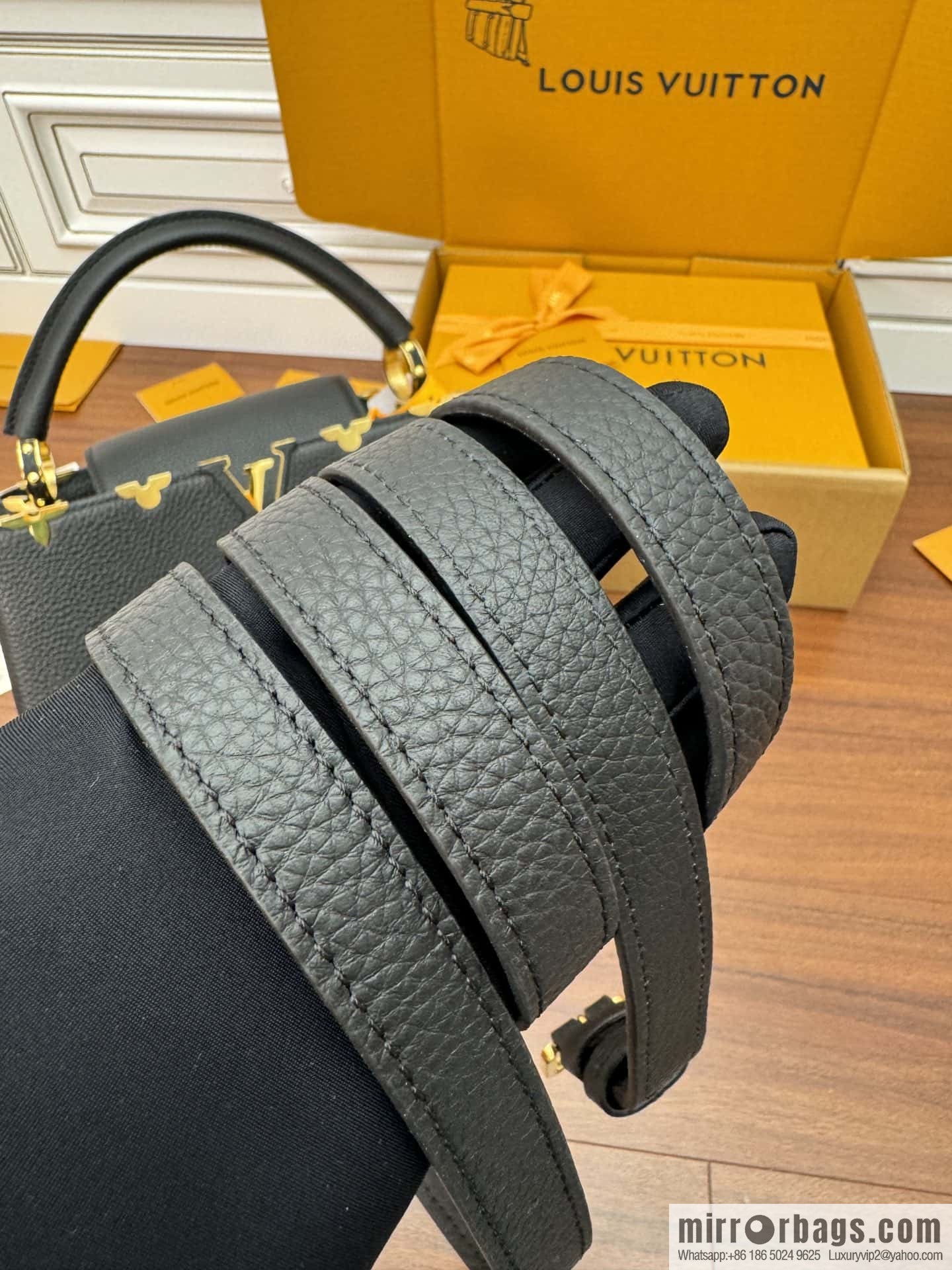 LV M54663 Capucines medium handbag
