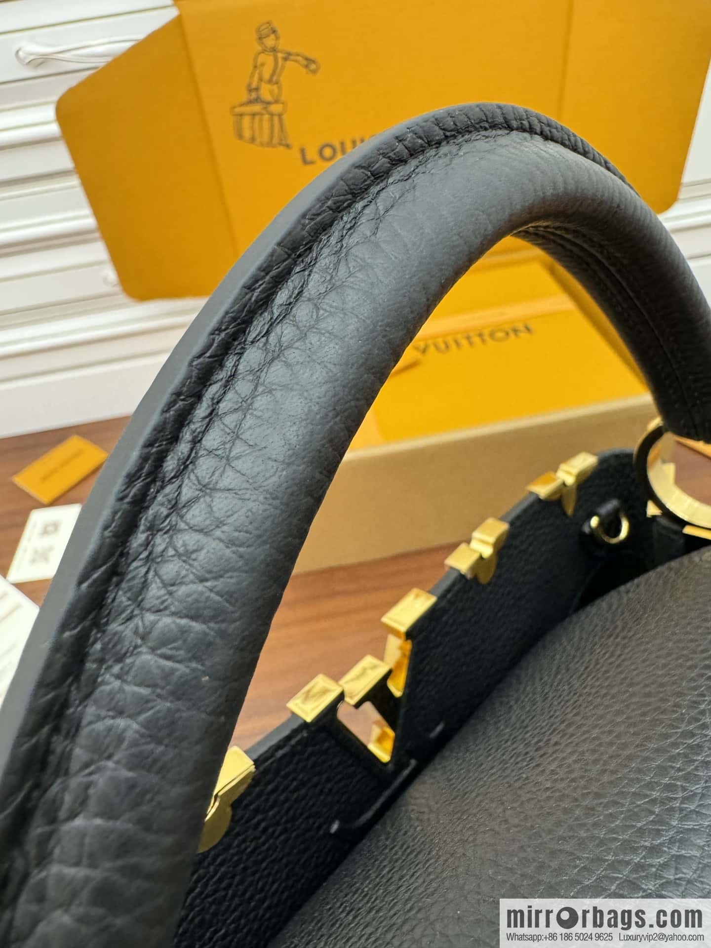 LV M54663 Capucines medium handbag