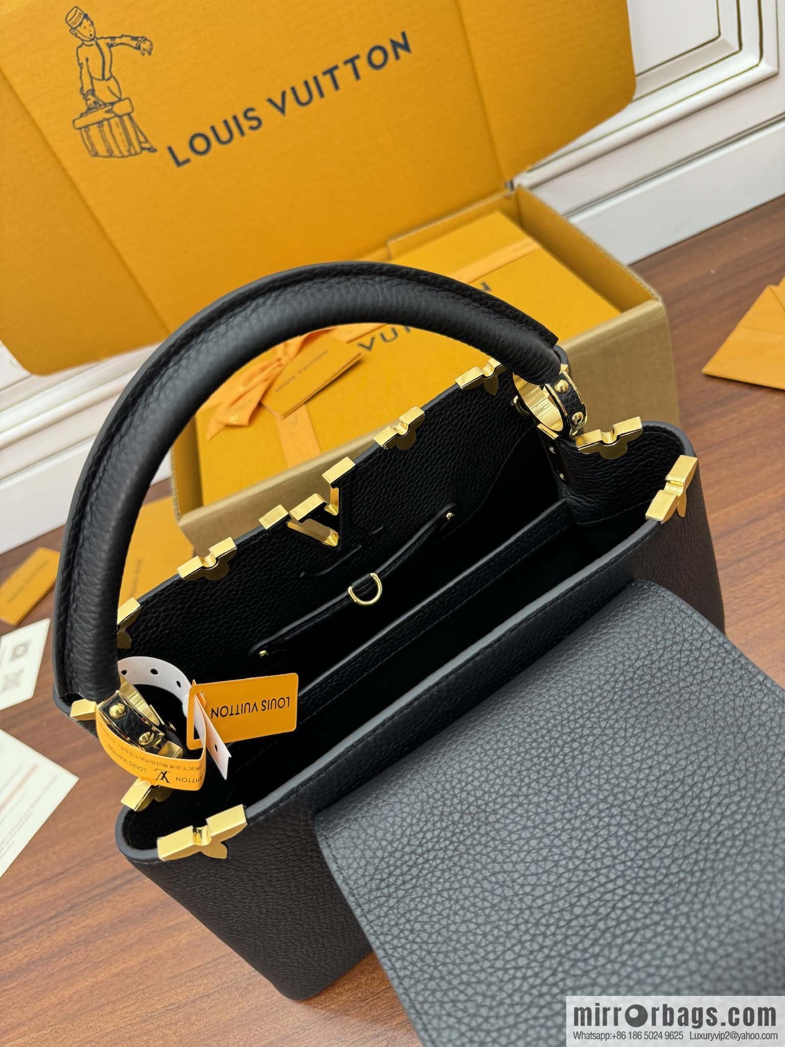 LV M54663 Capucines medium handbag