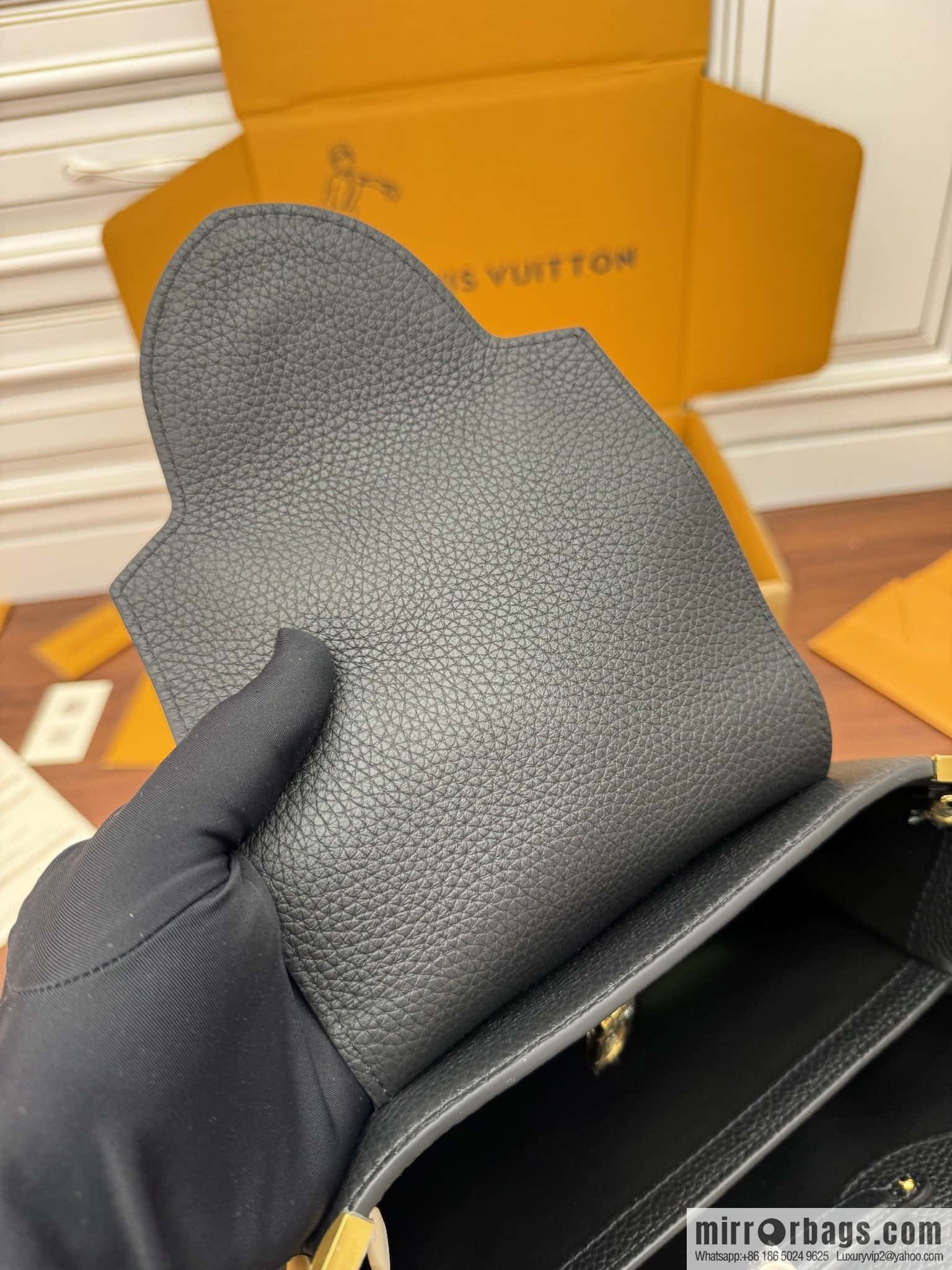 LV M54663 Capucines medium handbag