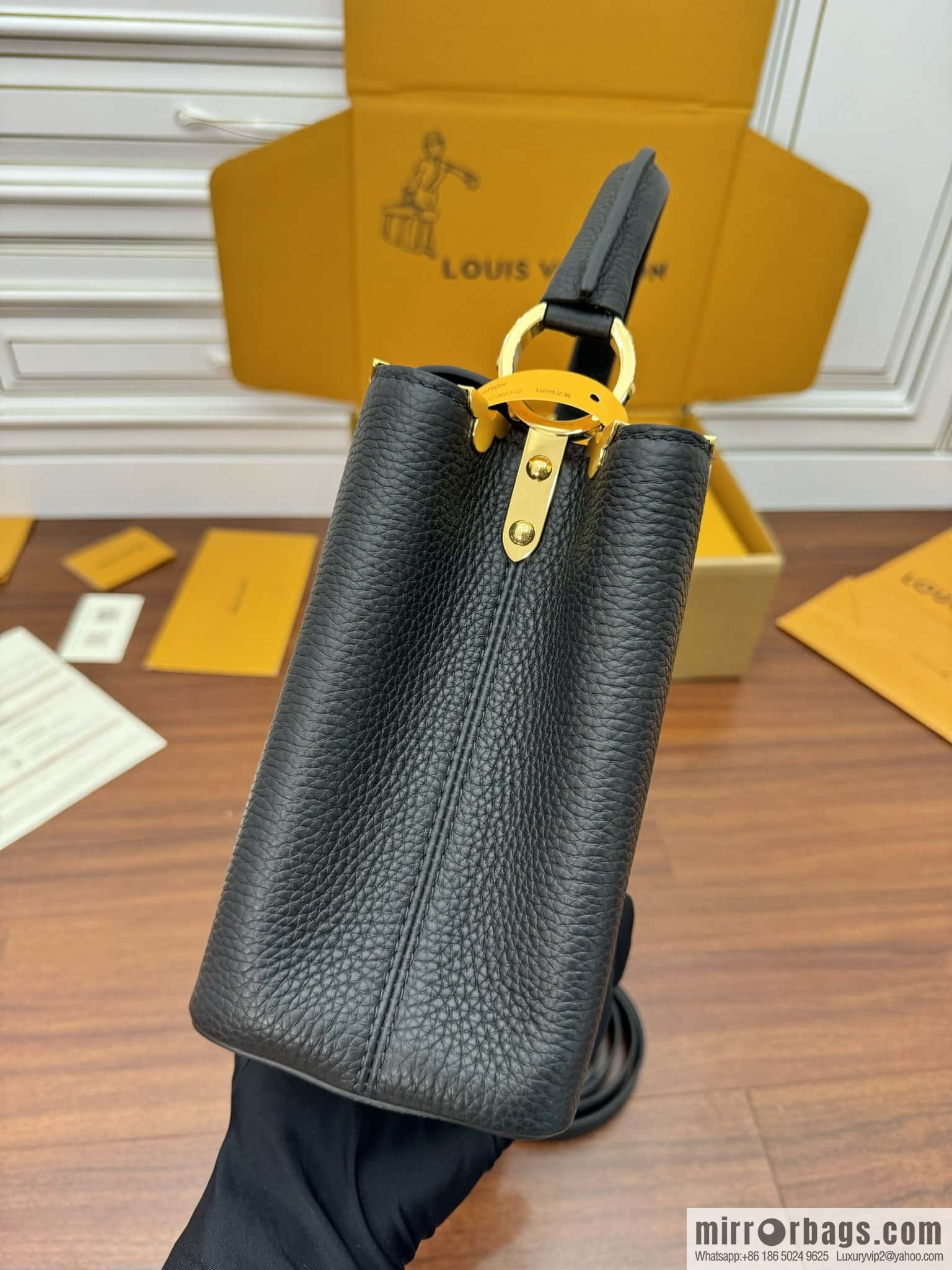 LV M54663 Capucines medium handbag
