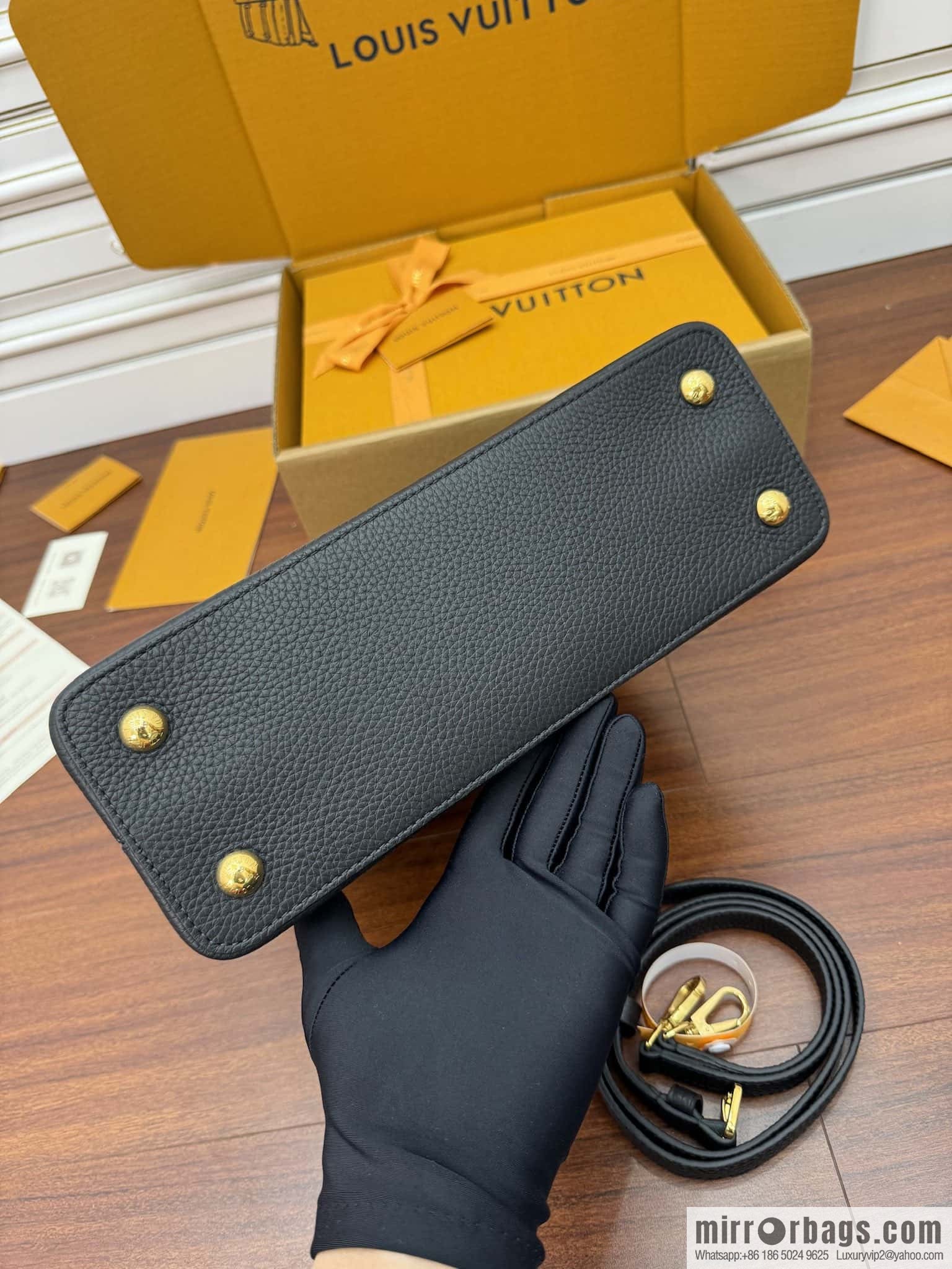 LV M54663 Capucines medium handbag